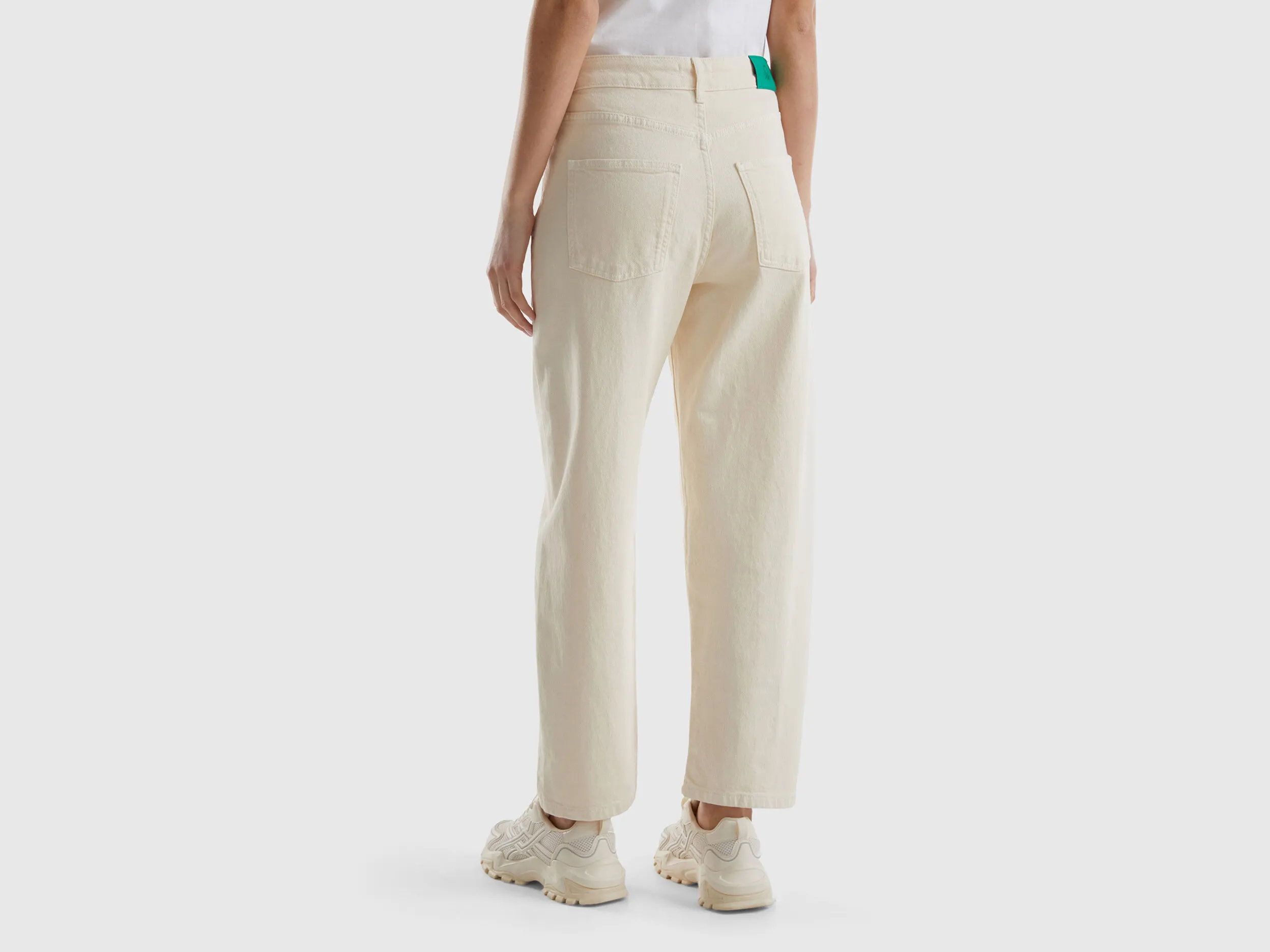 Pantalón carrot fit con bordado floral