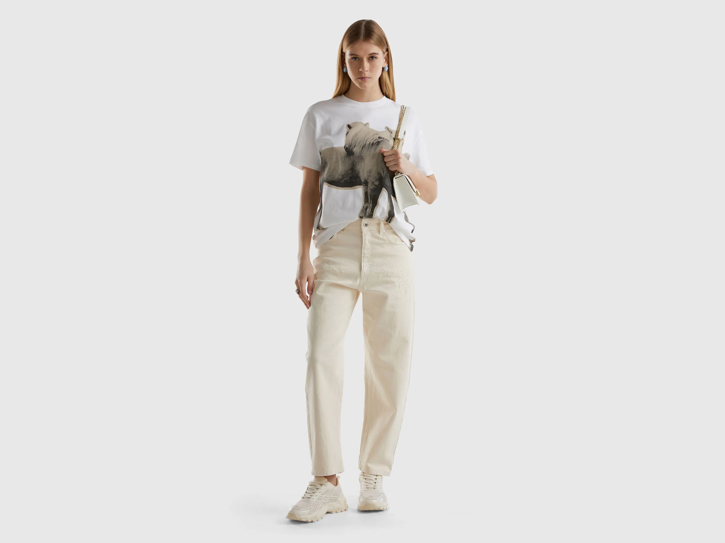 Pantalón carrot fit con bordado floral