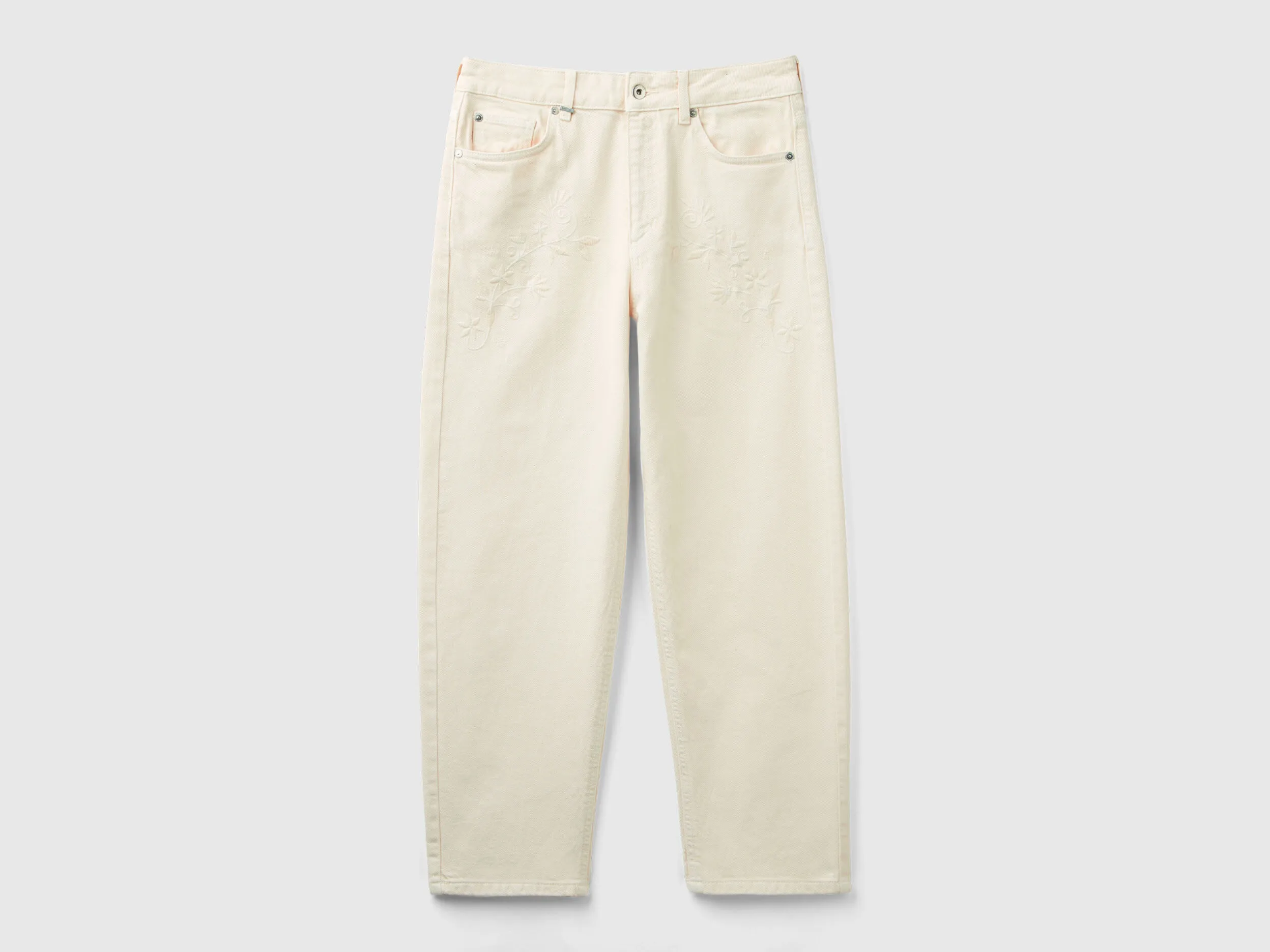 Pantalón carrot fit con bordado floral