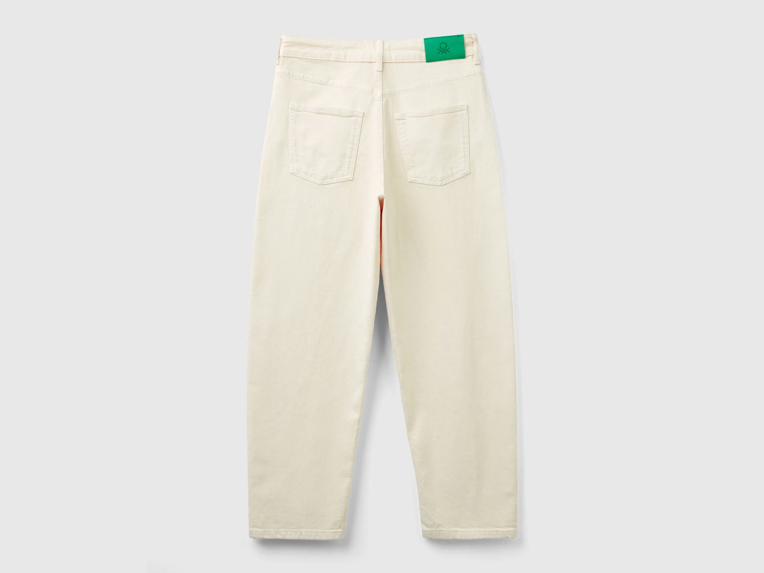 Pantalón carrot fit con bordado floral