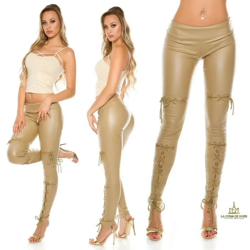 Pantalones efecto cuero con lazos beige