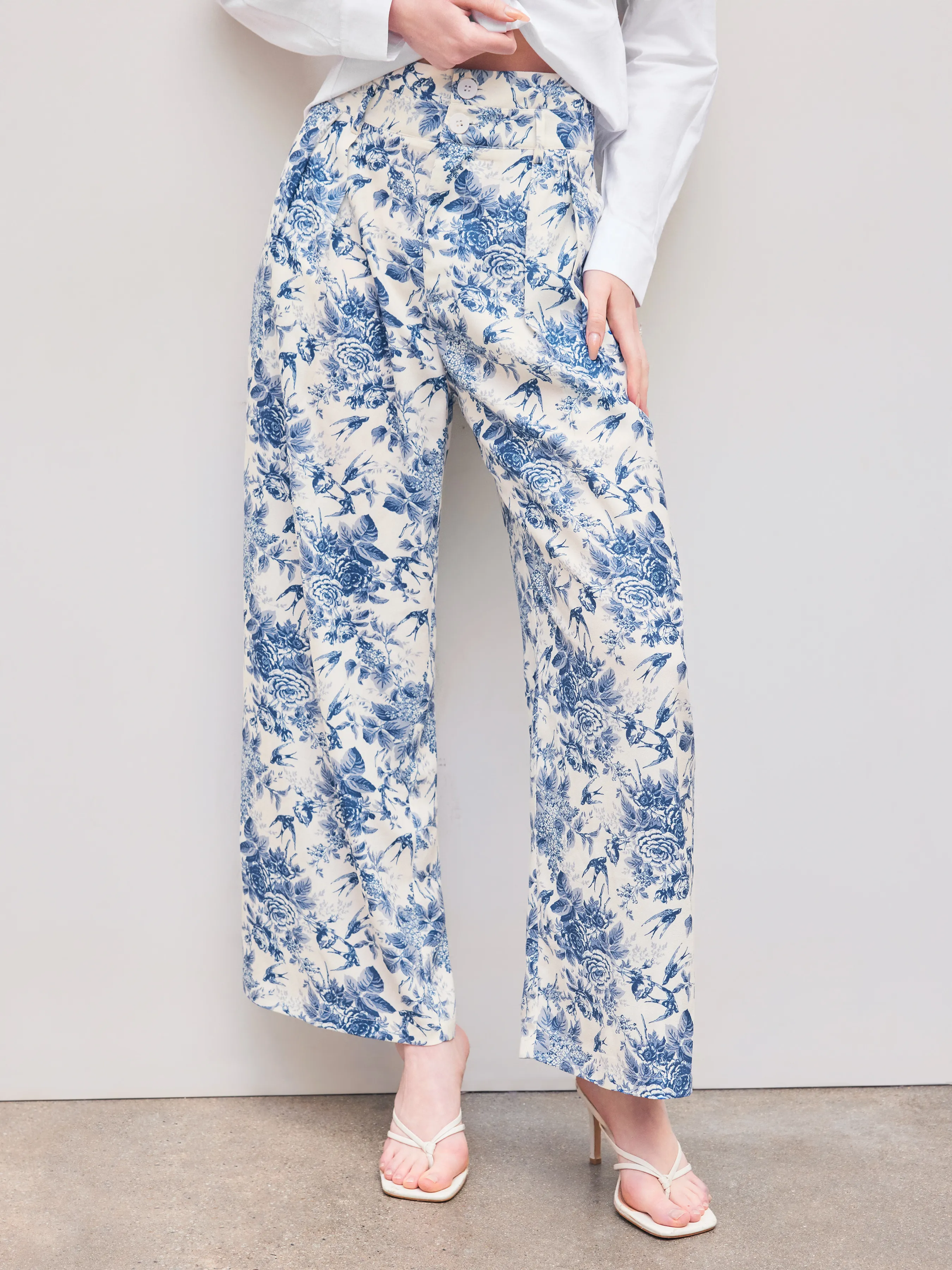 Pantalón ancho de talle alto con bolsillos y estampado floral