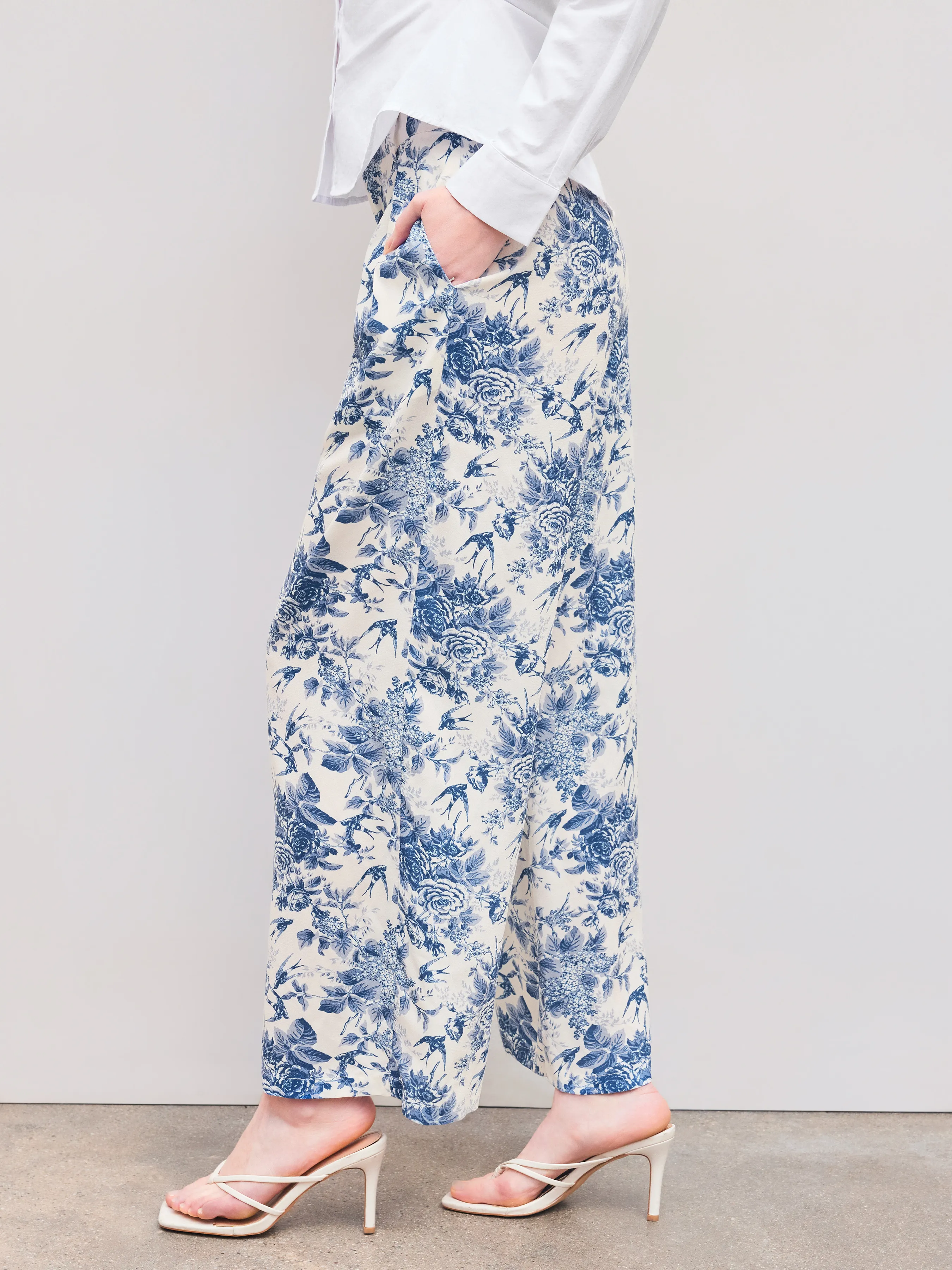 Pantalón ancho de talle alto con bolsillos y estampado floral