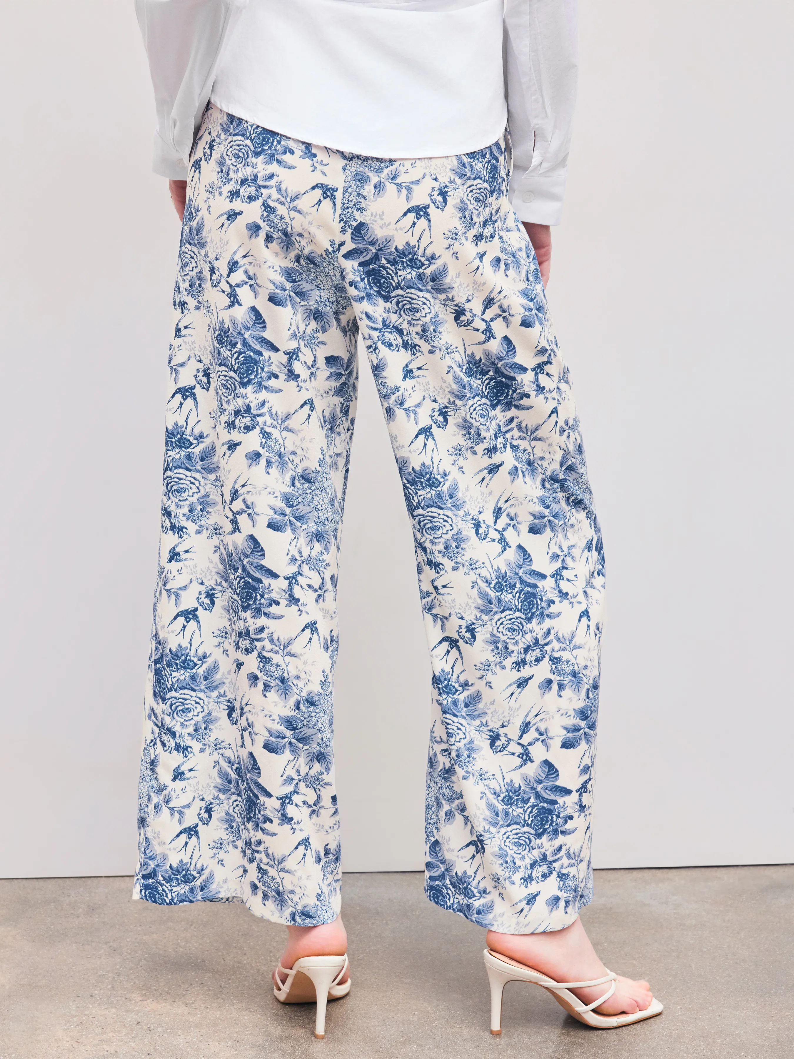 Pantalón ancho de talle alto con bolsillos y estampado floral