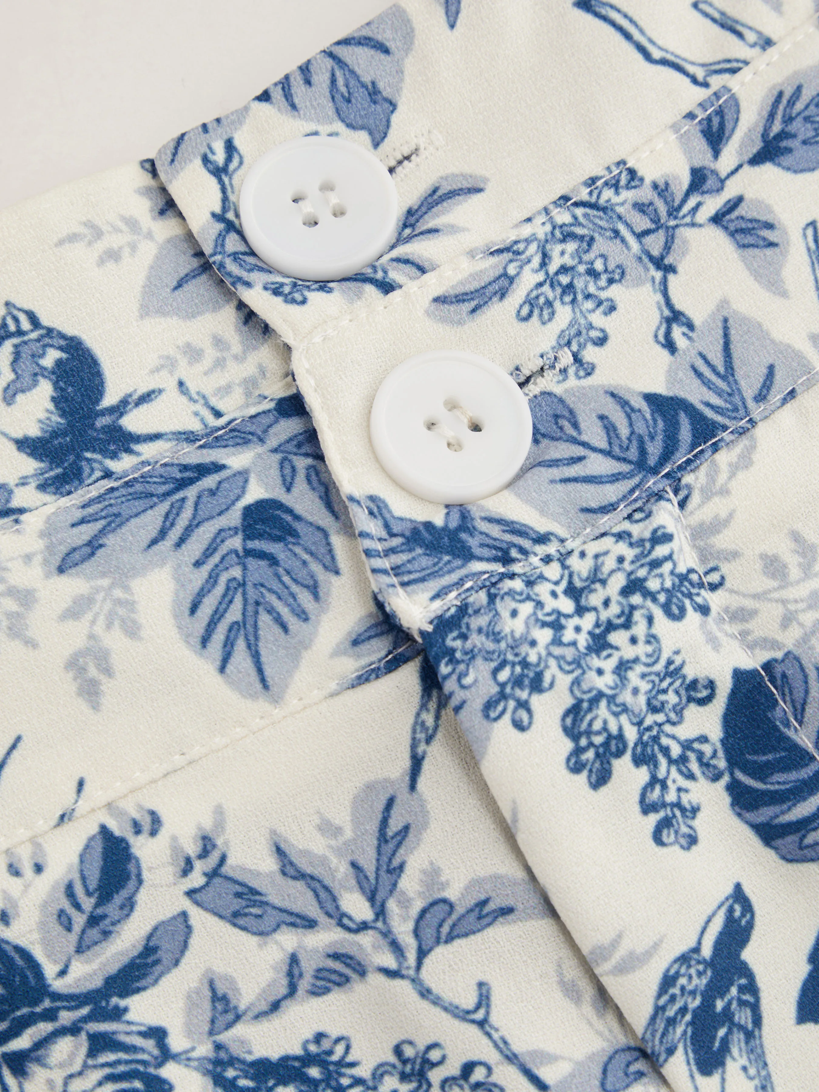 Pantalón ancho de talle alto con bolsillos y estampado floral