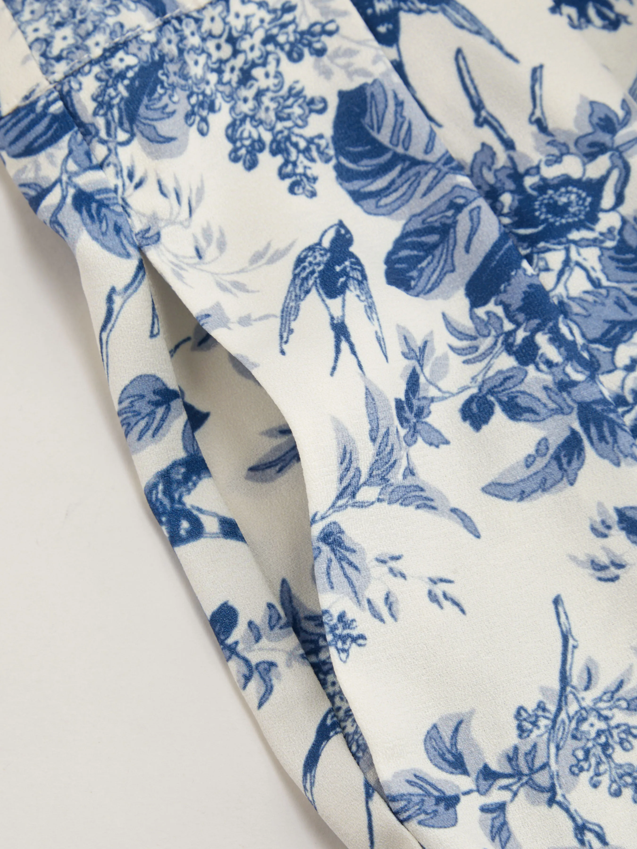 Pantalón ancho de talle alto con bolsillos y estampado floral