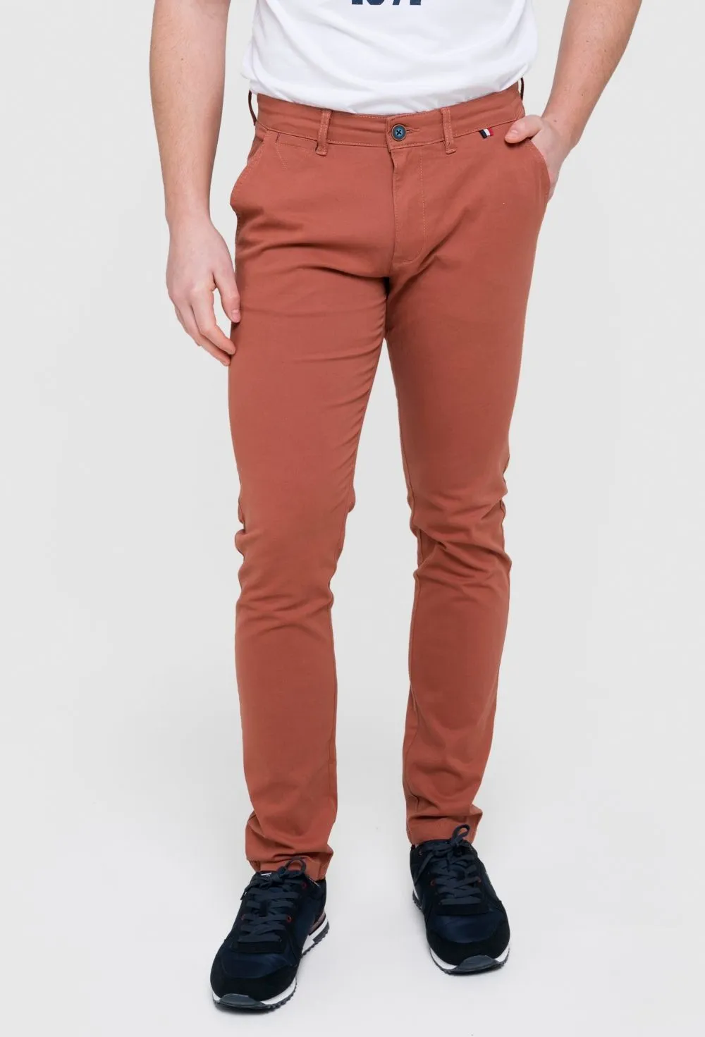 Pantalón clásico chino de hombre color marrón