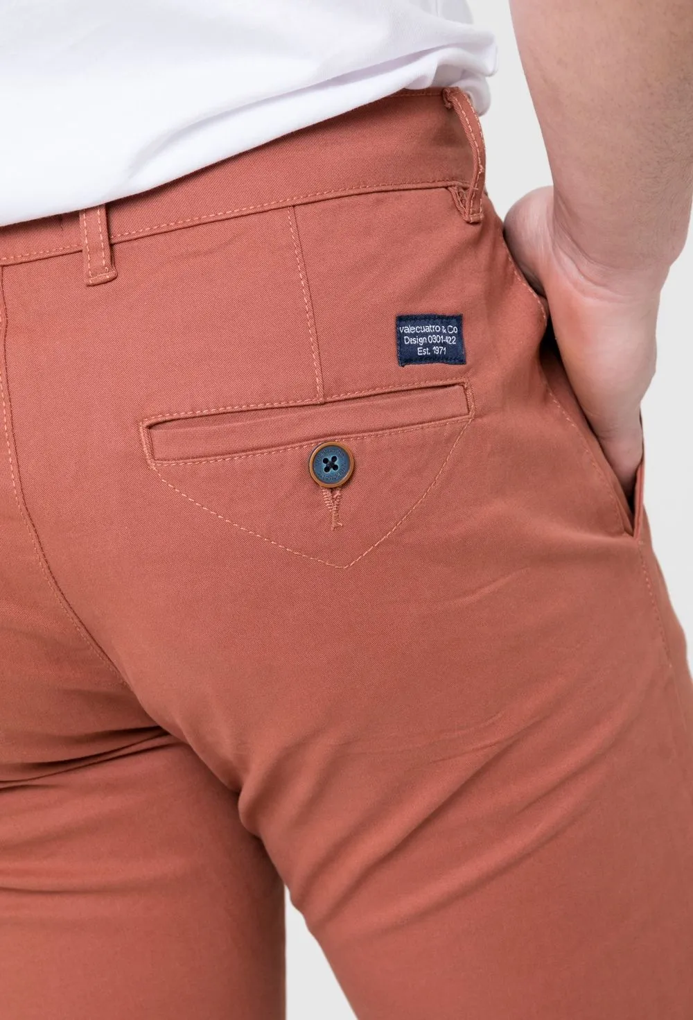 Pantalón clásico chino de hombre color marrón