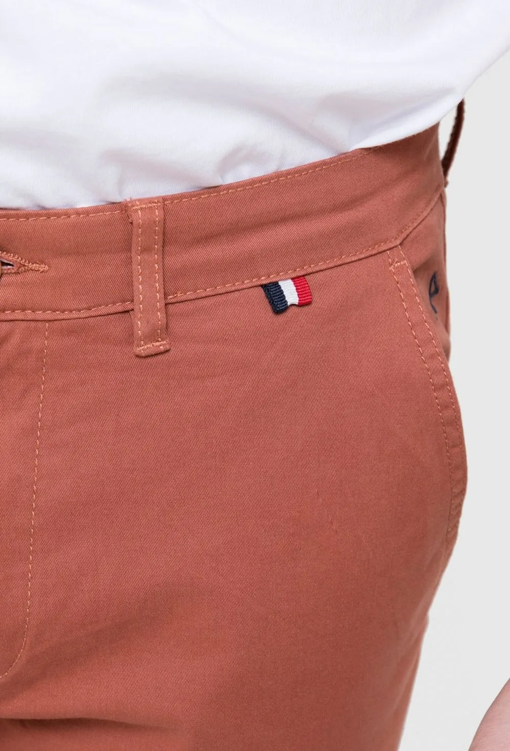Pantalón clásico chino de hombre color marrón