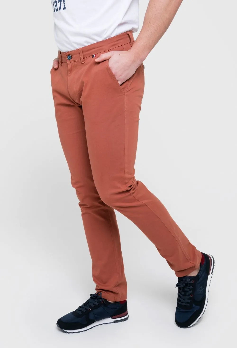 Pantalón clásico chino de hombre color marrón