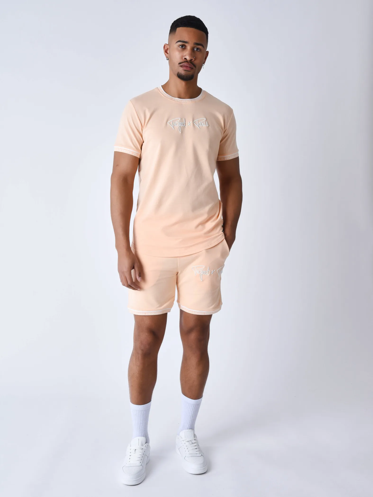 Pantalón corto con logotipo bordado