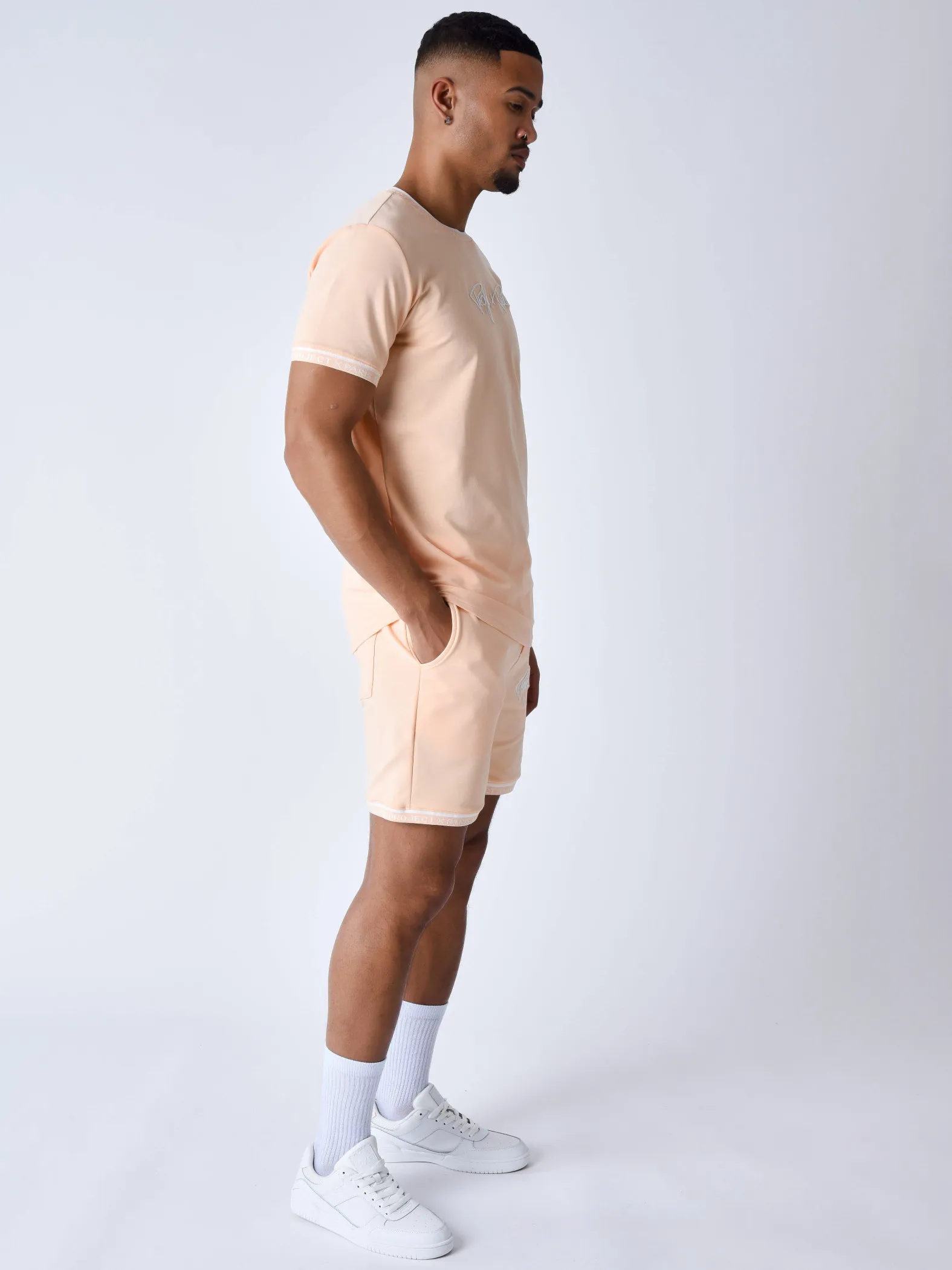 Pantalón corto con logotipo bordado