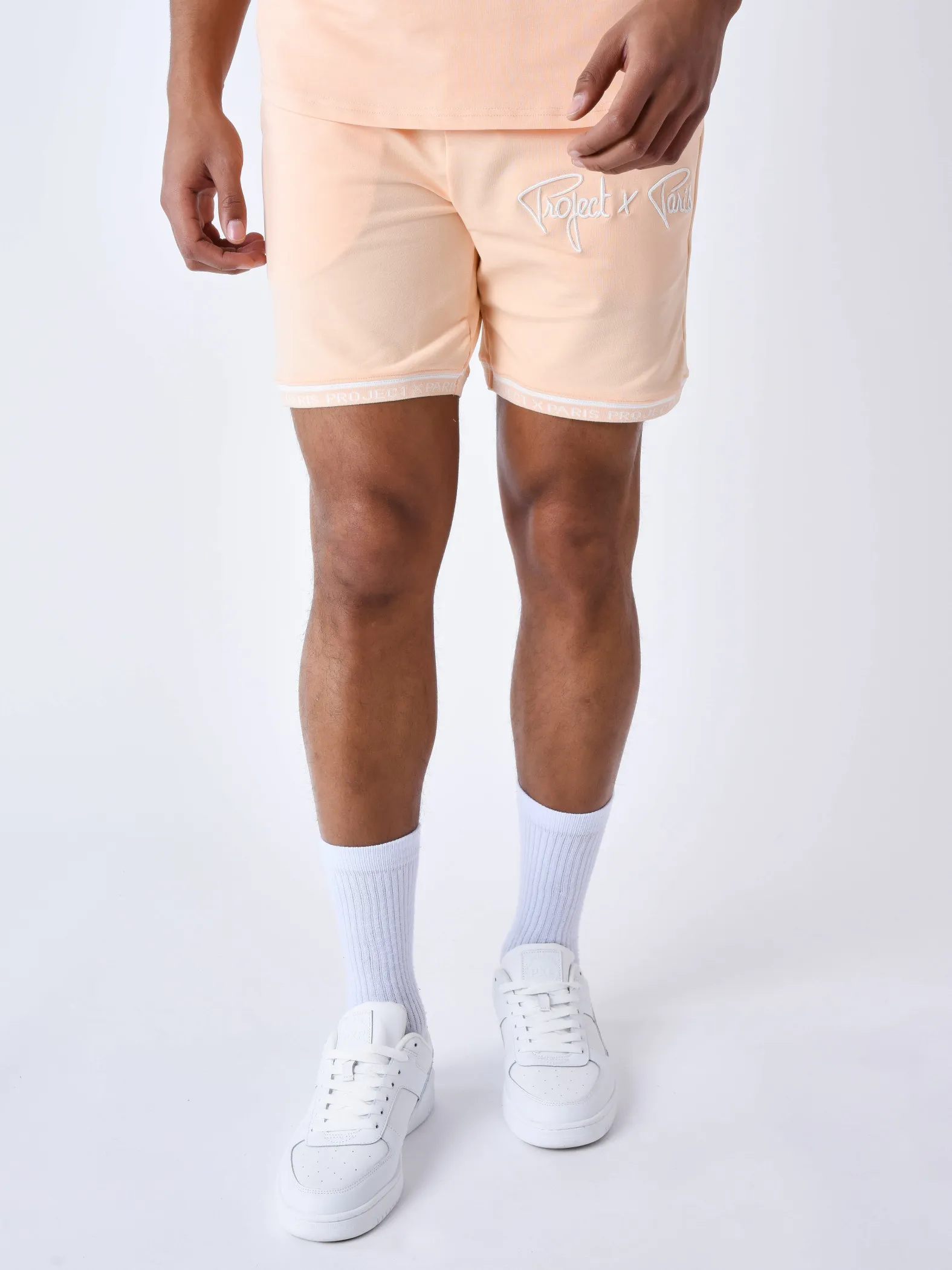 Pantalón corto con logotipo bordado