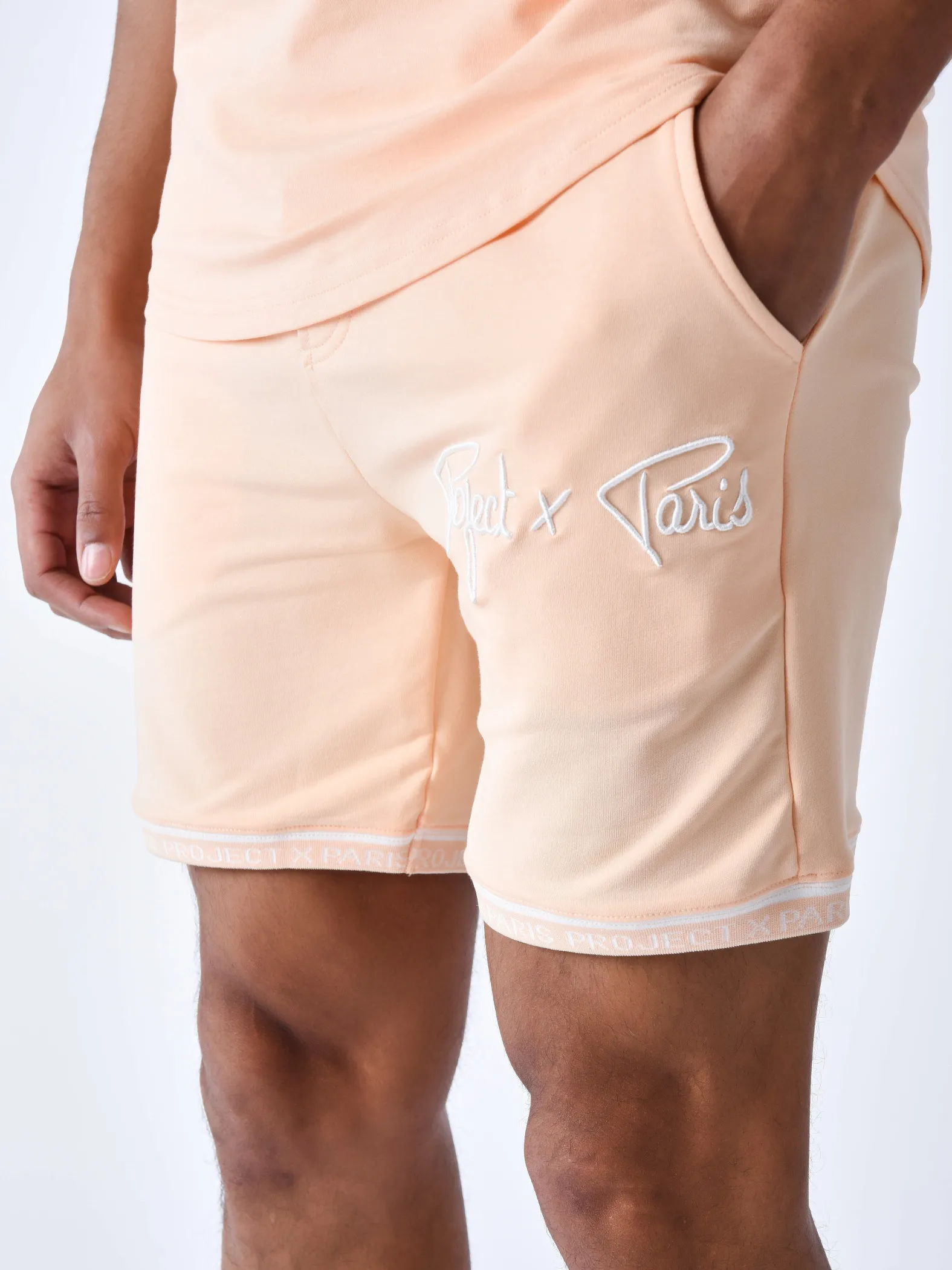 Pantalón corto con logotipo bordado