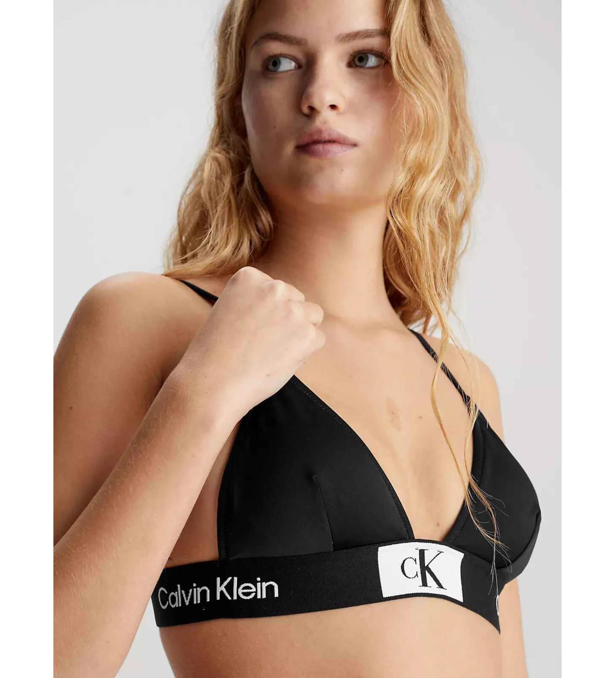 Parte de arriba de bikini de triángulo negro