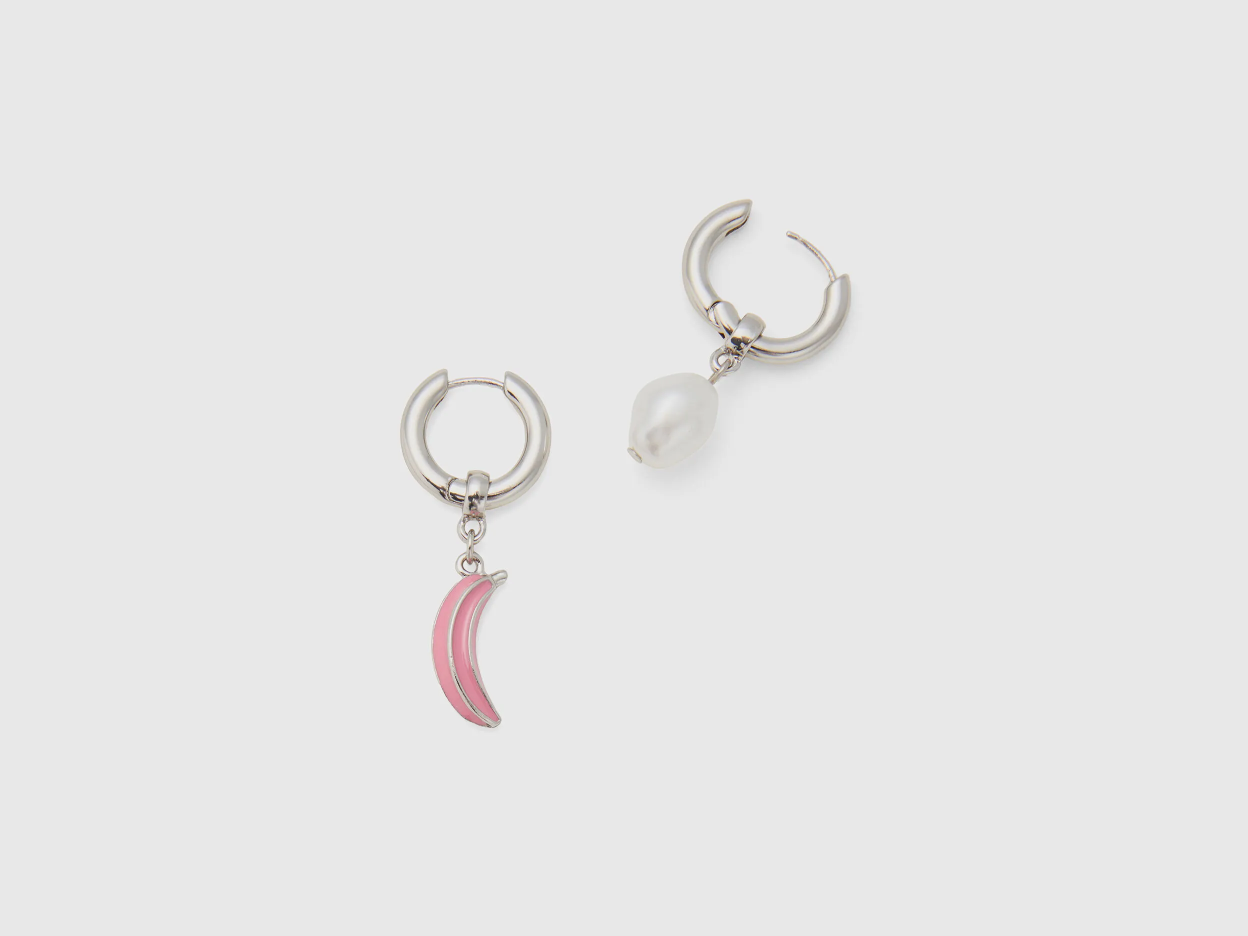 Pendientes con colgante de plátano rosa y perla blanca