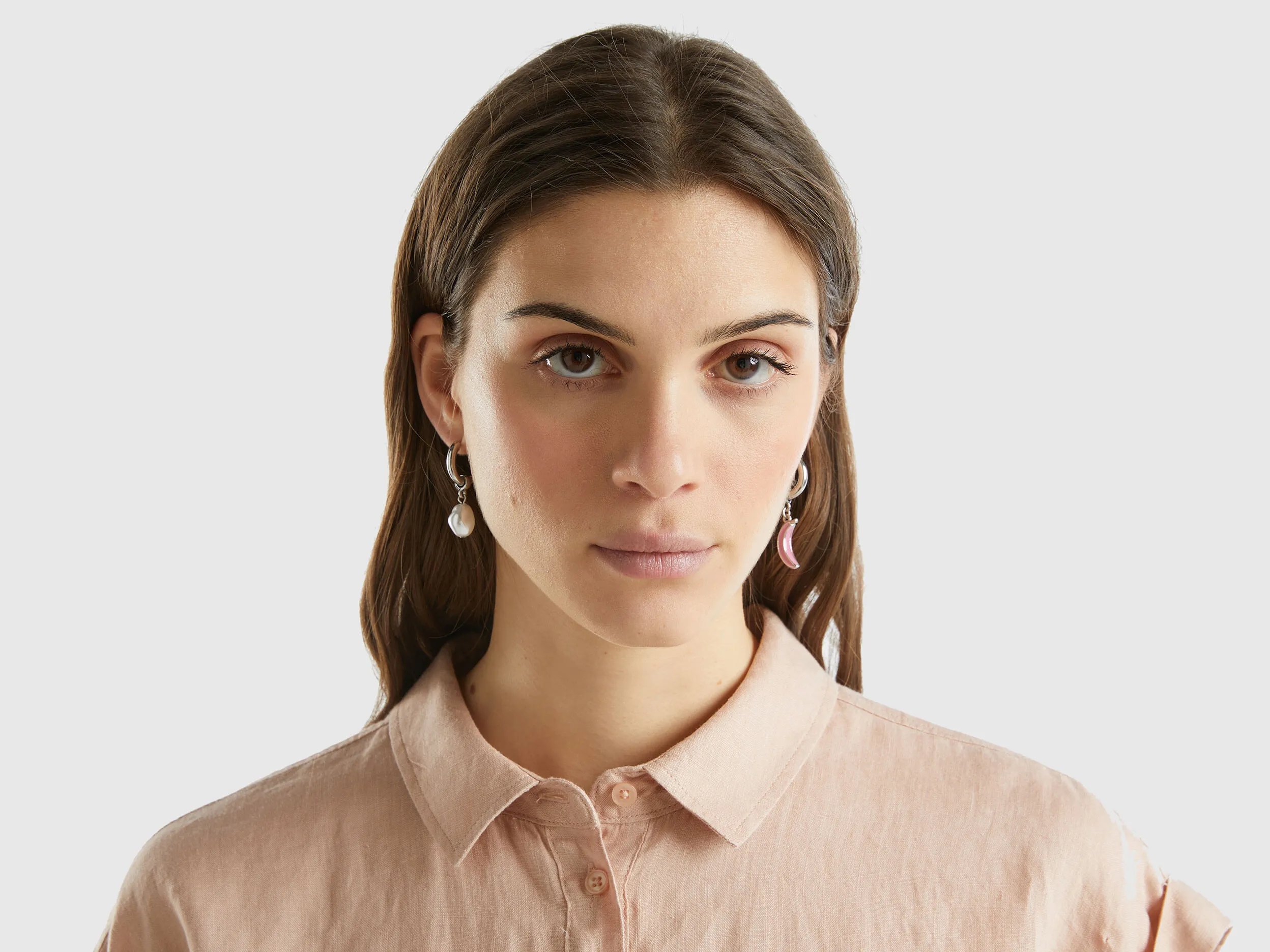 Pendientes con colgante de plátano rosa y perla blanca