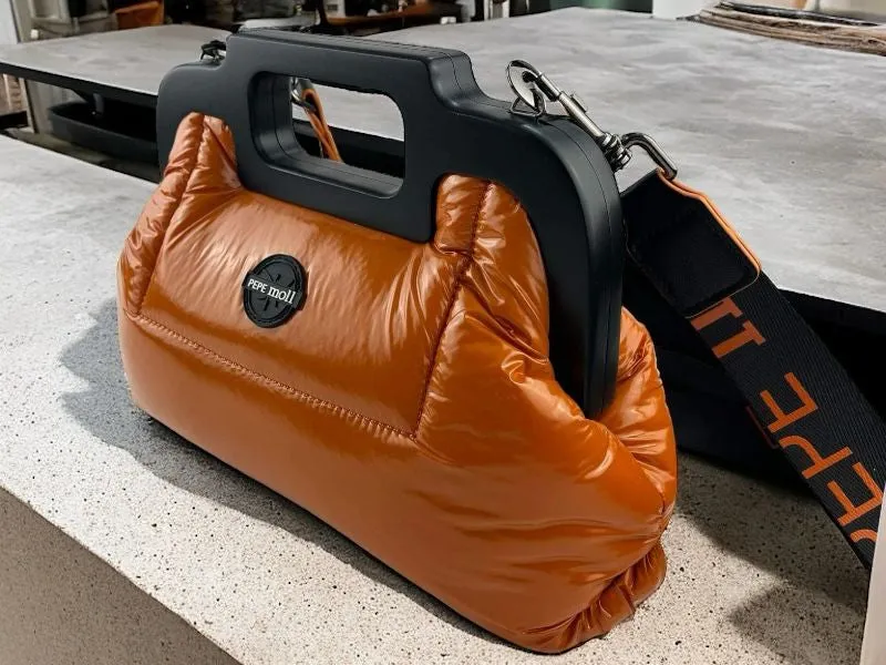 Pepe Moll | Bolso vegano acolchado estilo bowling de mano y colgar ultra ligero naranja Moriz