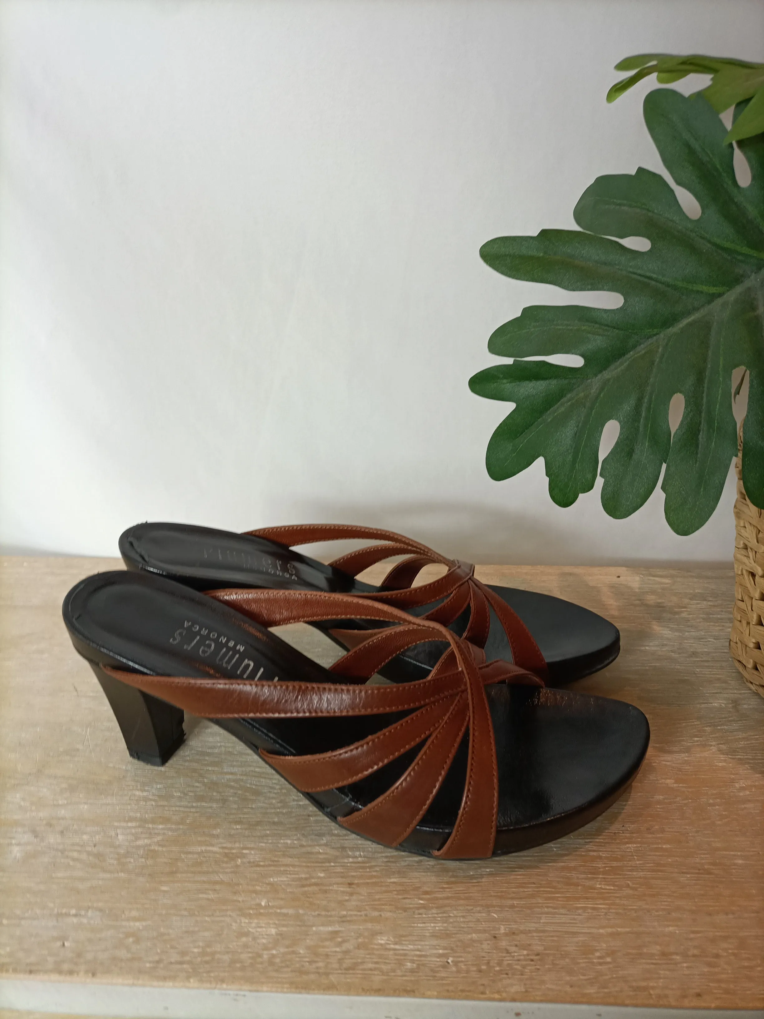 PLUMERS MENORCA. Sandalia tiras marrones. T 38 (tara)
