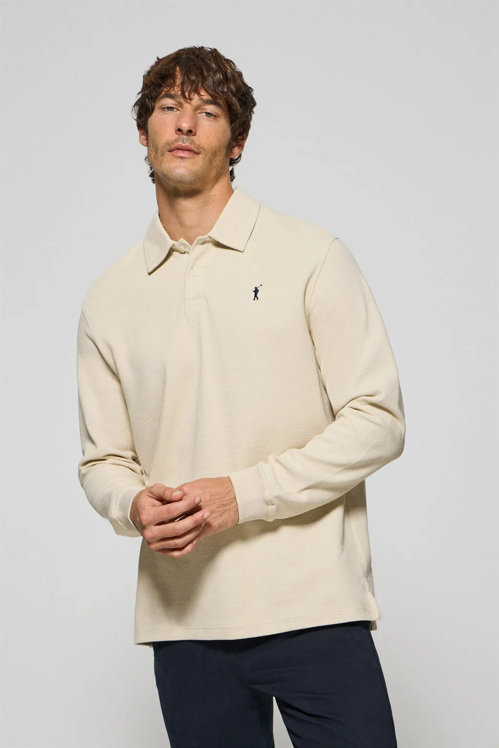Polo de manga larga beige con dos botones y logo Rigby Go
