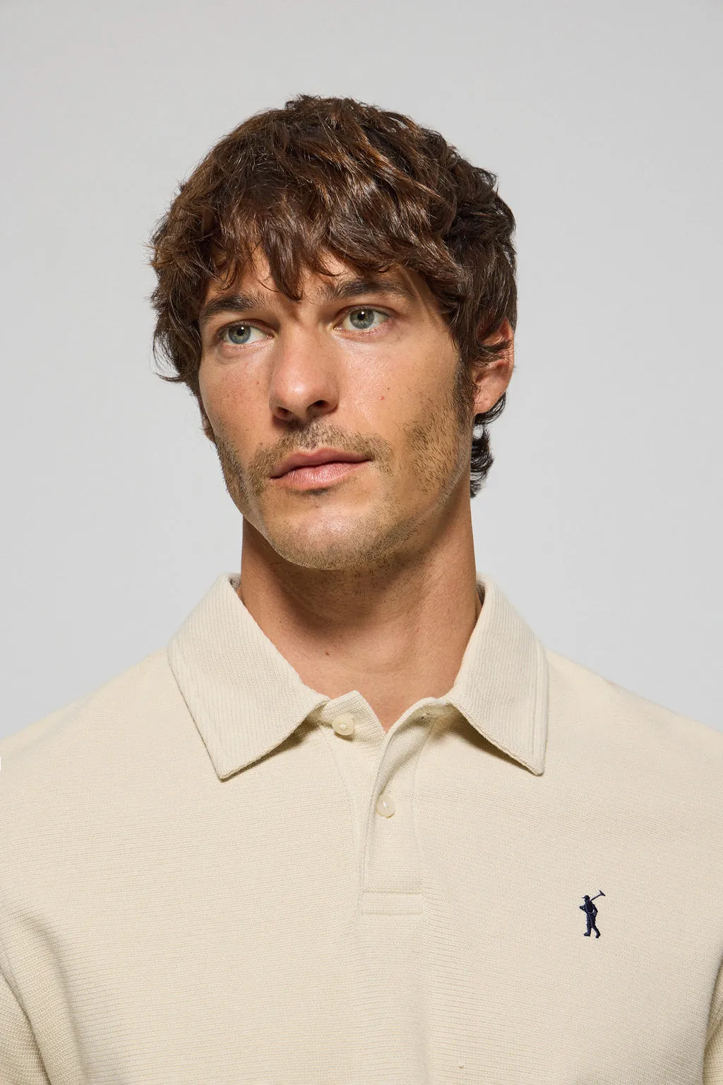Polo de manga larga beige con dos botones y logo Rigby Go