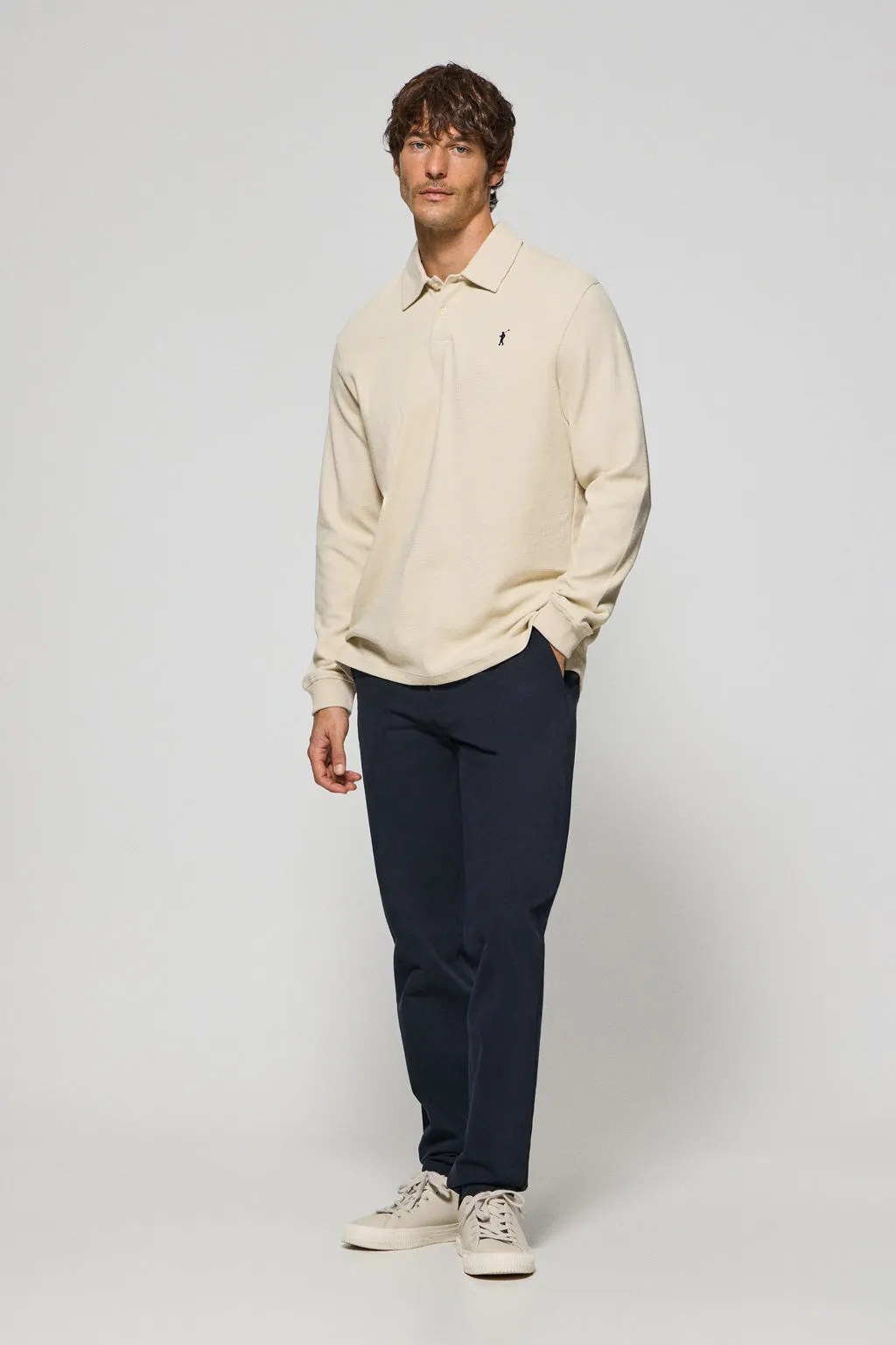 Polo de manga larga beige con dos botones y logo Rigby Go