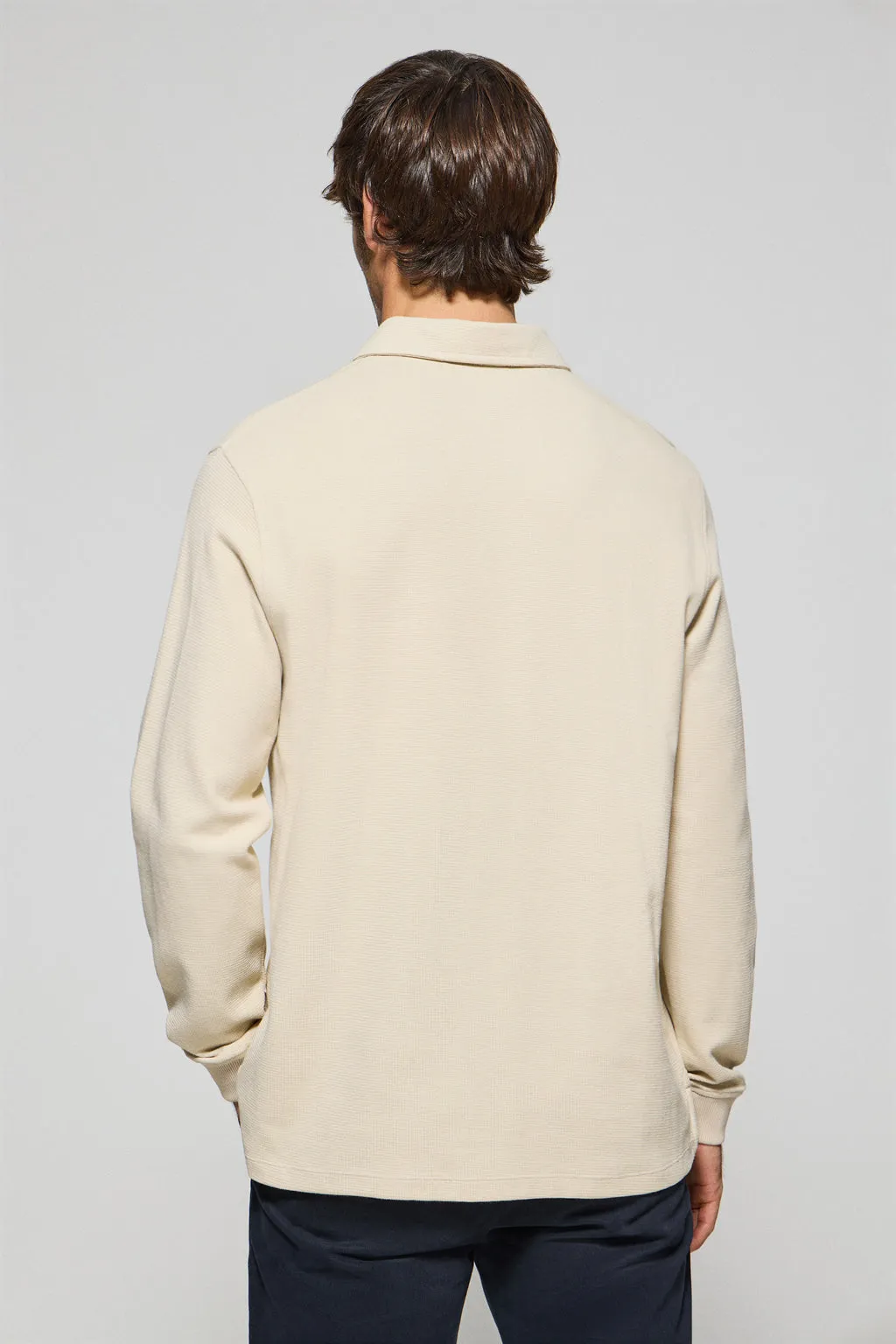 Polo de manga larga beige con dos botones y logo Rigby Go