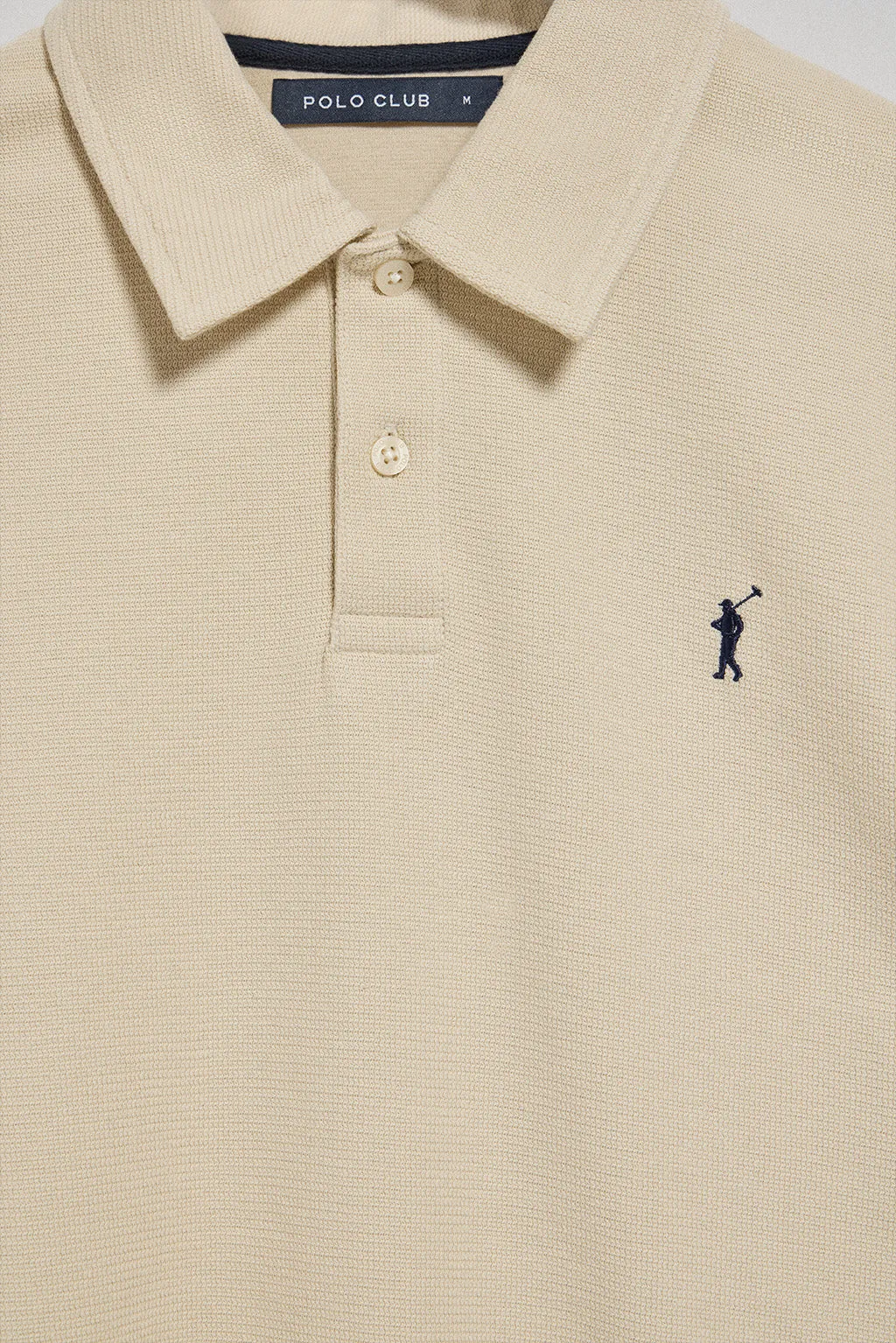 Polo de manga larga beige con dos botones y logo Rigby Go
