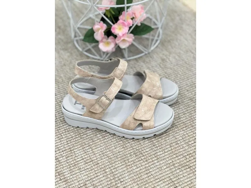 SANDALIA DE CUÑA CON AJUSTE DE VELCRO 0465 NOTTON EN COLOR TAUPE