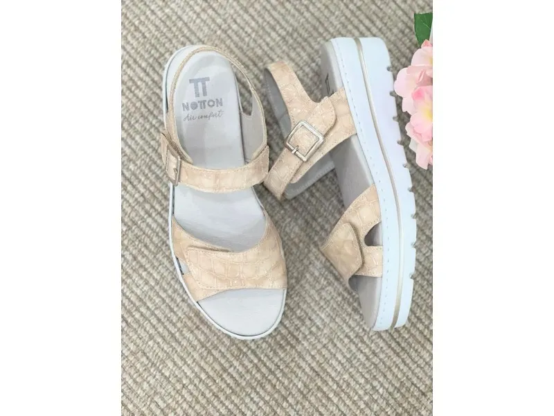 SANDALIA DE CUÑA CON AJUSTE DE VELCRO 0465 NOTTON EN COLOR TAUPE
