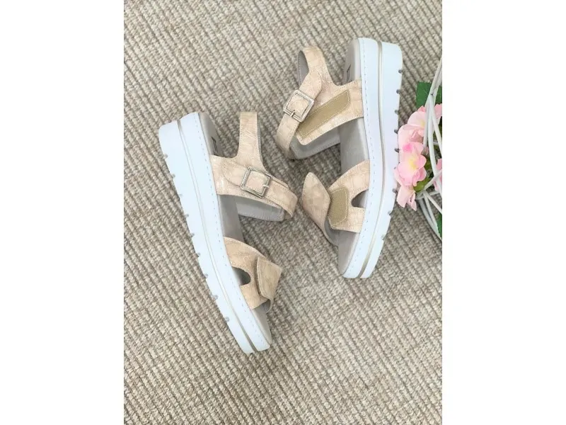 SANDALIA DE CUÑA CON AJUSTE DE VELCRO 0465 NOTTON EN COLOR TAUPE