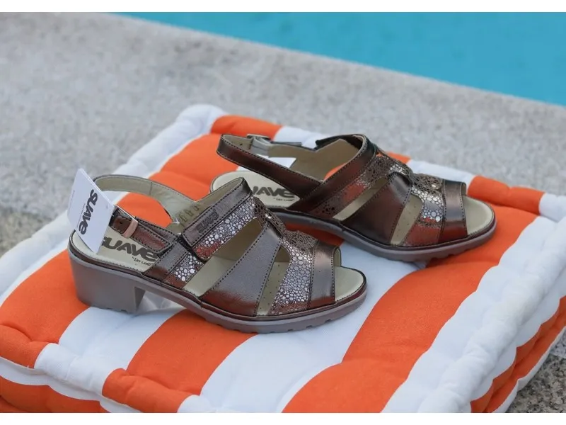 SANDALIA DE TACÓN CON VELCRO 3302 SUAVE EN COLOR DORADO