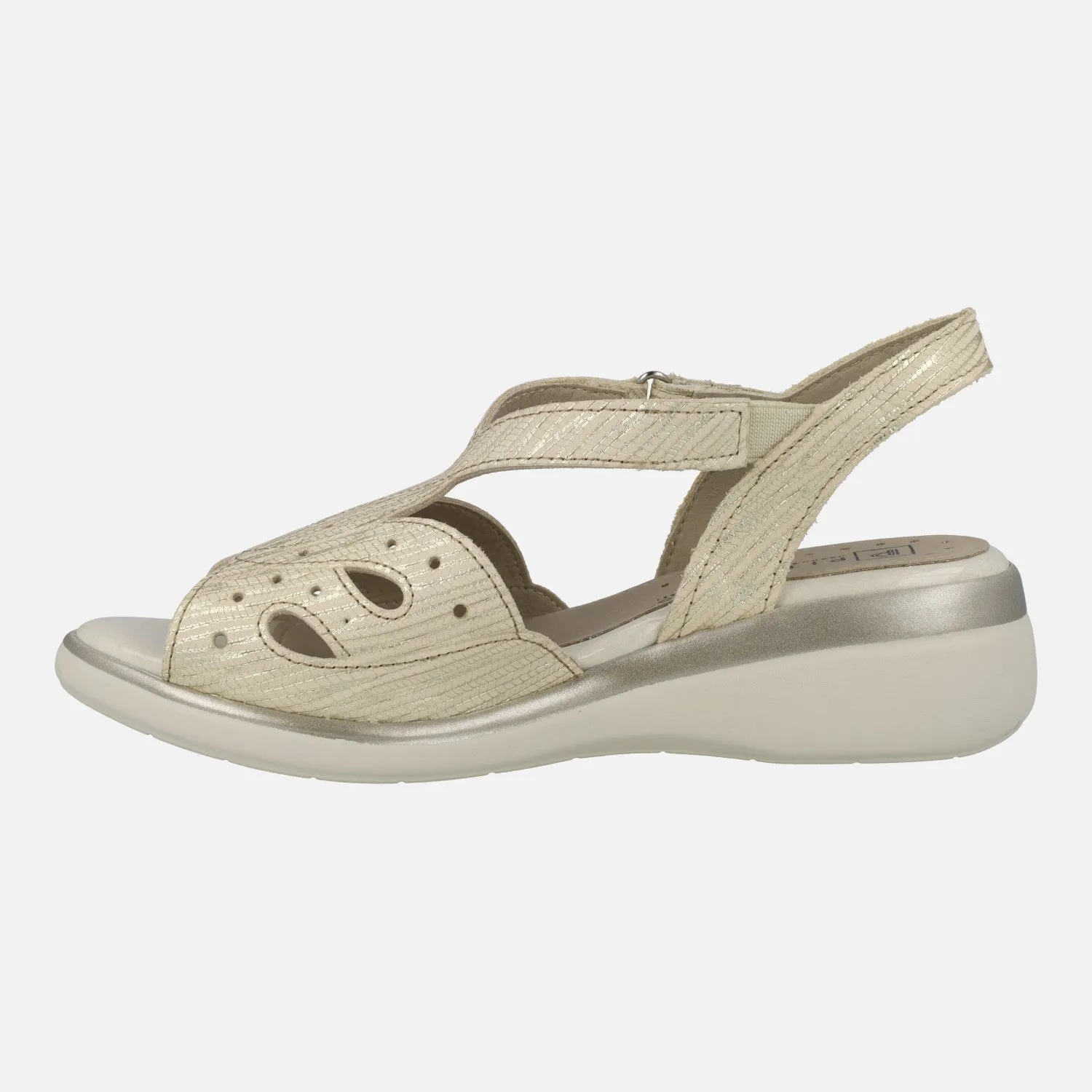 Sandalias confort troqueladas en combinado oro con cierre de velcro