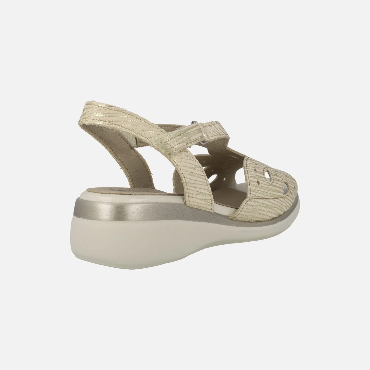 Sandalias confort troqueladas en combinado oro con cierre de velcro
