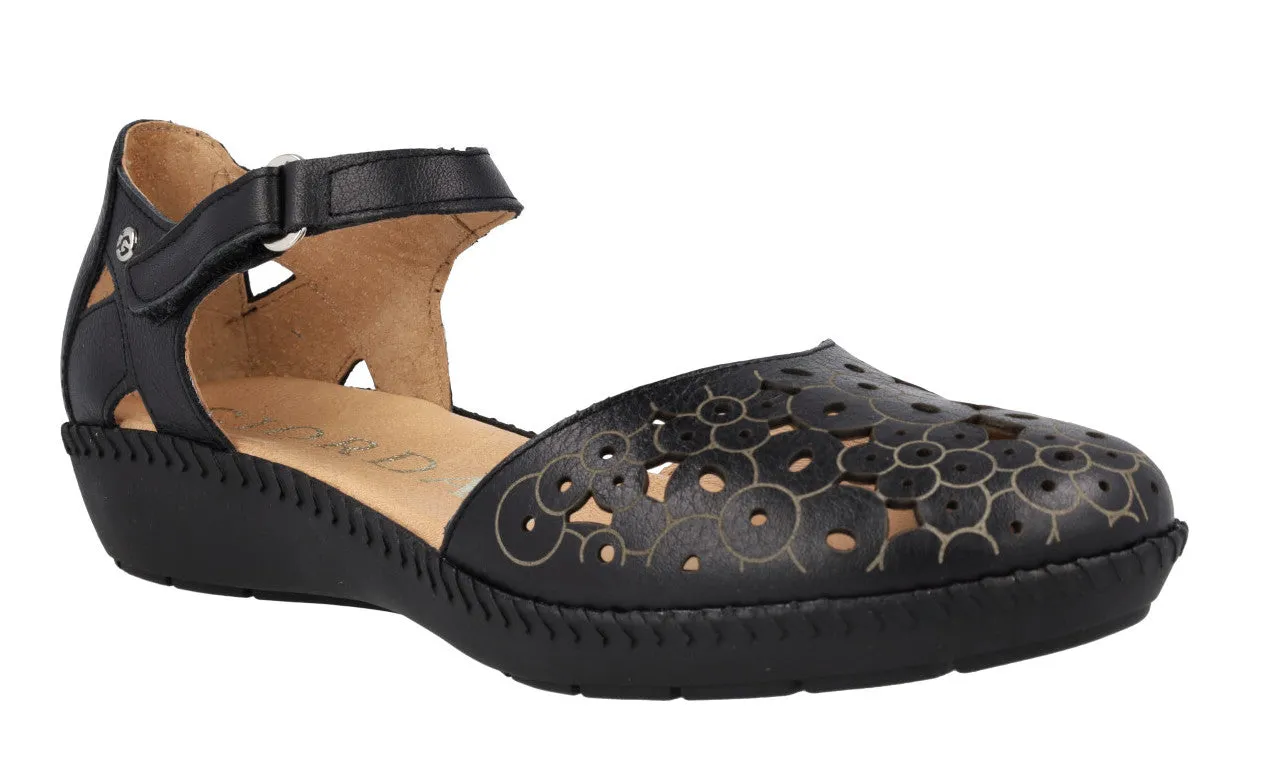 Sandalias troqueladas con cierre de velcro para mujer