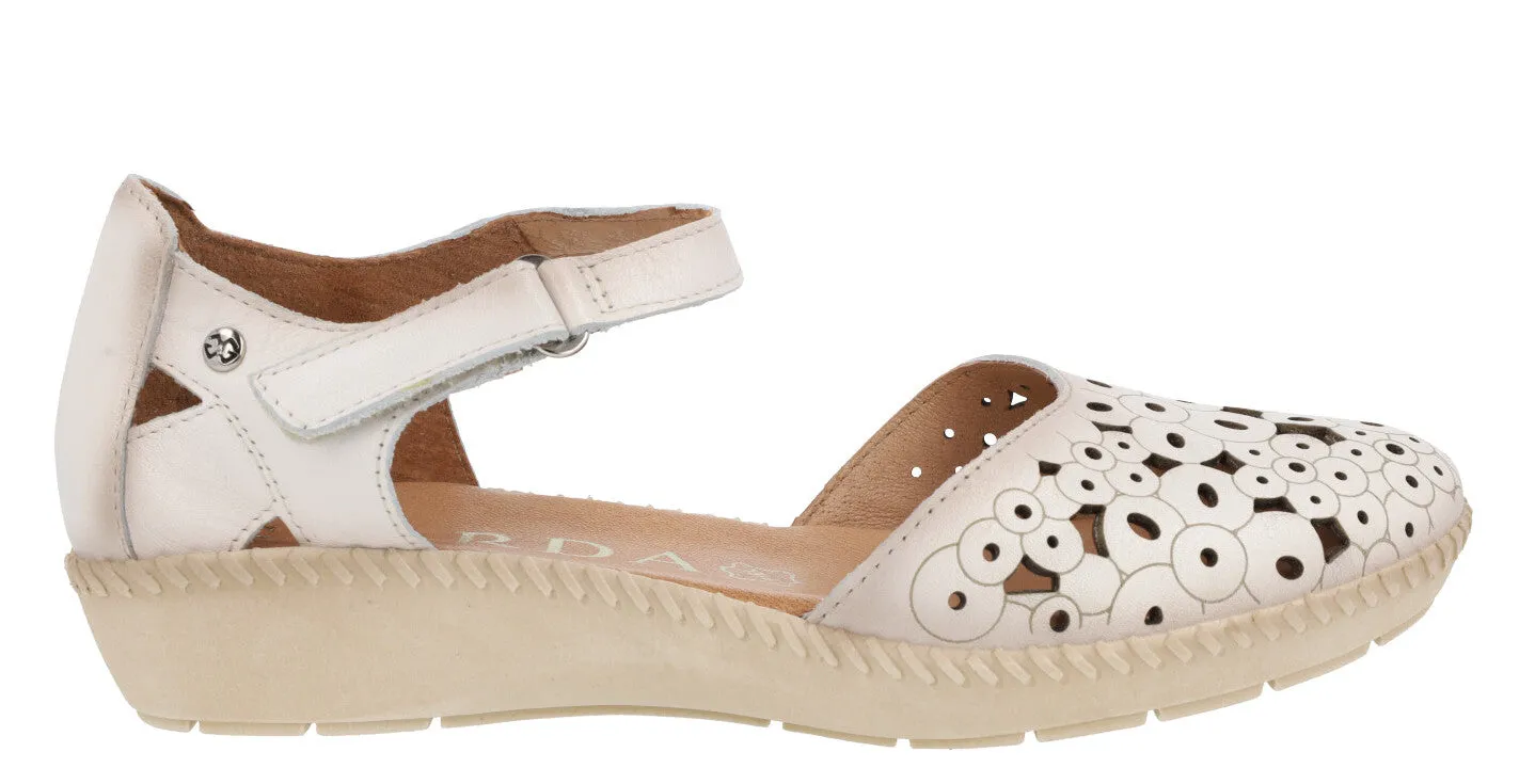 Sandalias troqueladas con cierre de velcro para mujer