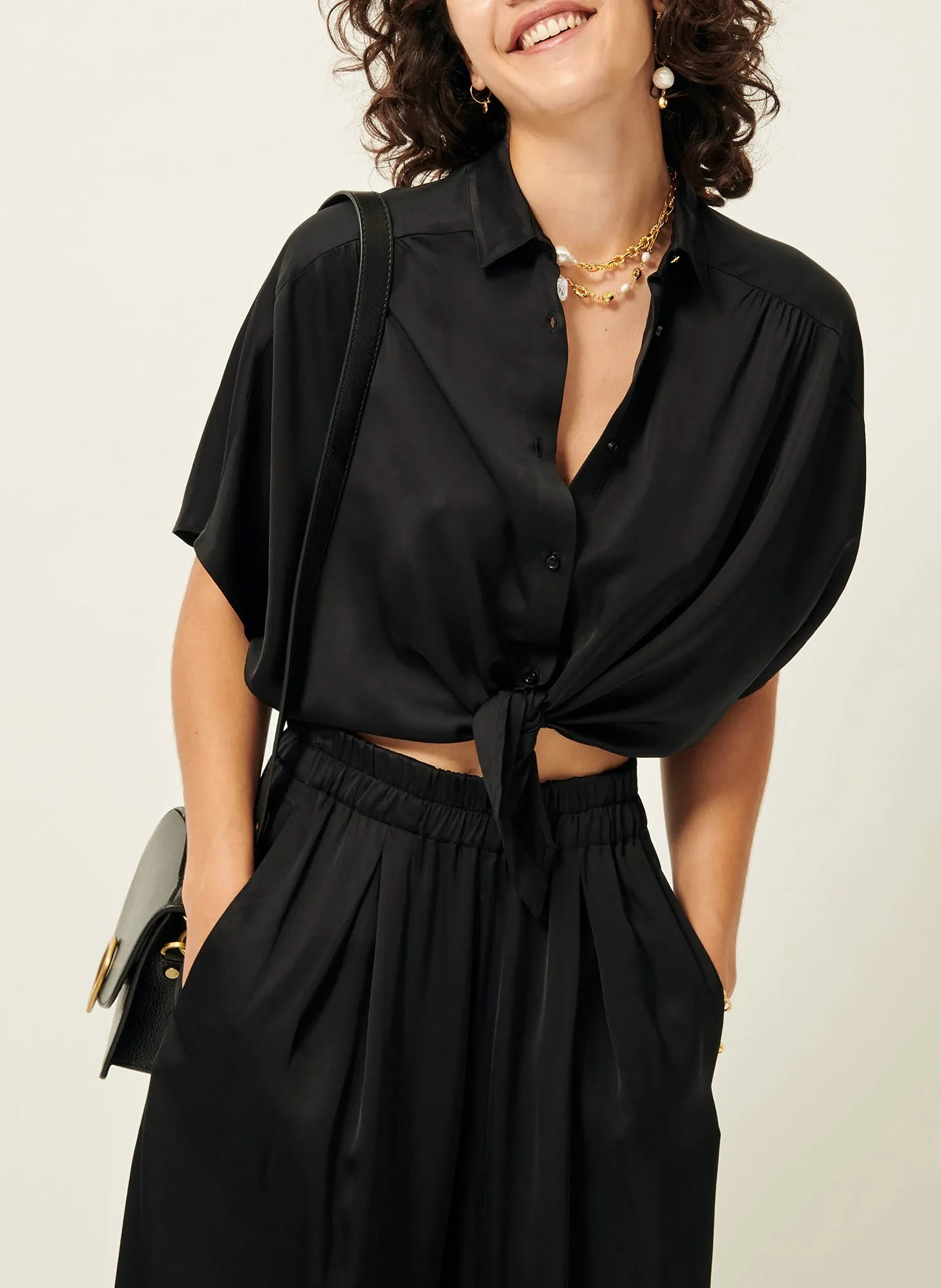 SESSUN ALFASSA NIGHT  CAMISA RECTA CON CUELLO CLáSICO EN NEGRO