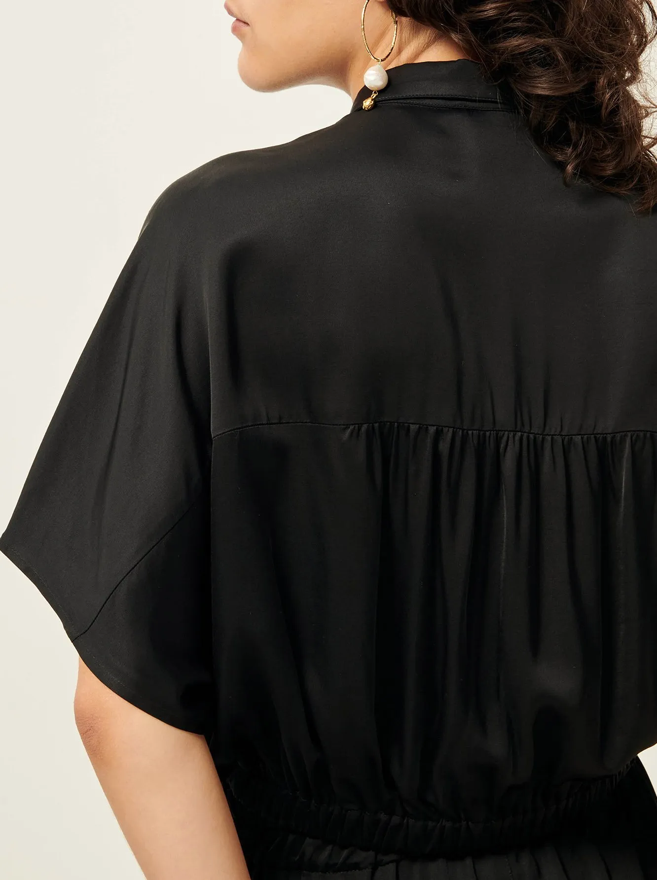 SESSUN ALFASSA NIGHT  CAMISA RECTA CON CUELLO CLáSICO EN NEGRO
