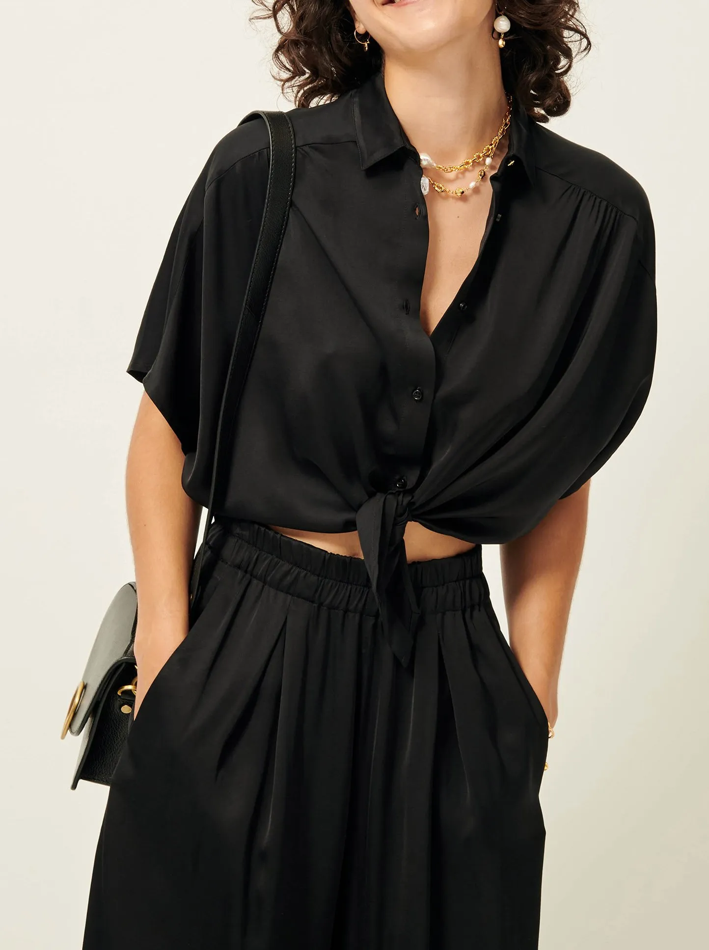 SESSUN ALFASSA NIGHT  CAMISA RECTA CON CUELLO CLáSICO EN NEGRO