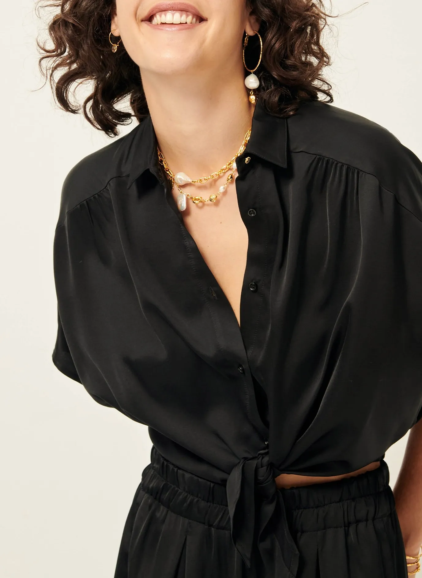 SESSUN ALFASSA NIGHT  CAMISA RECTA CON CUELLO CLáSICO EN NEGRO
