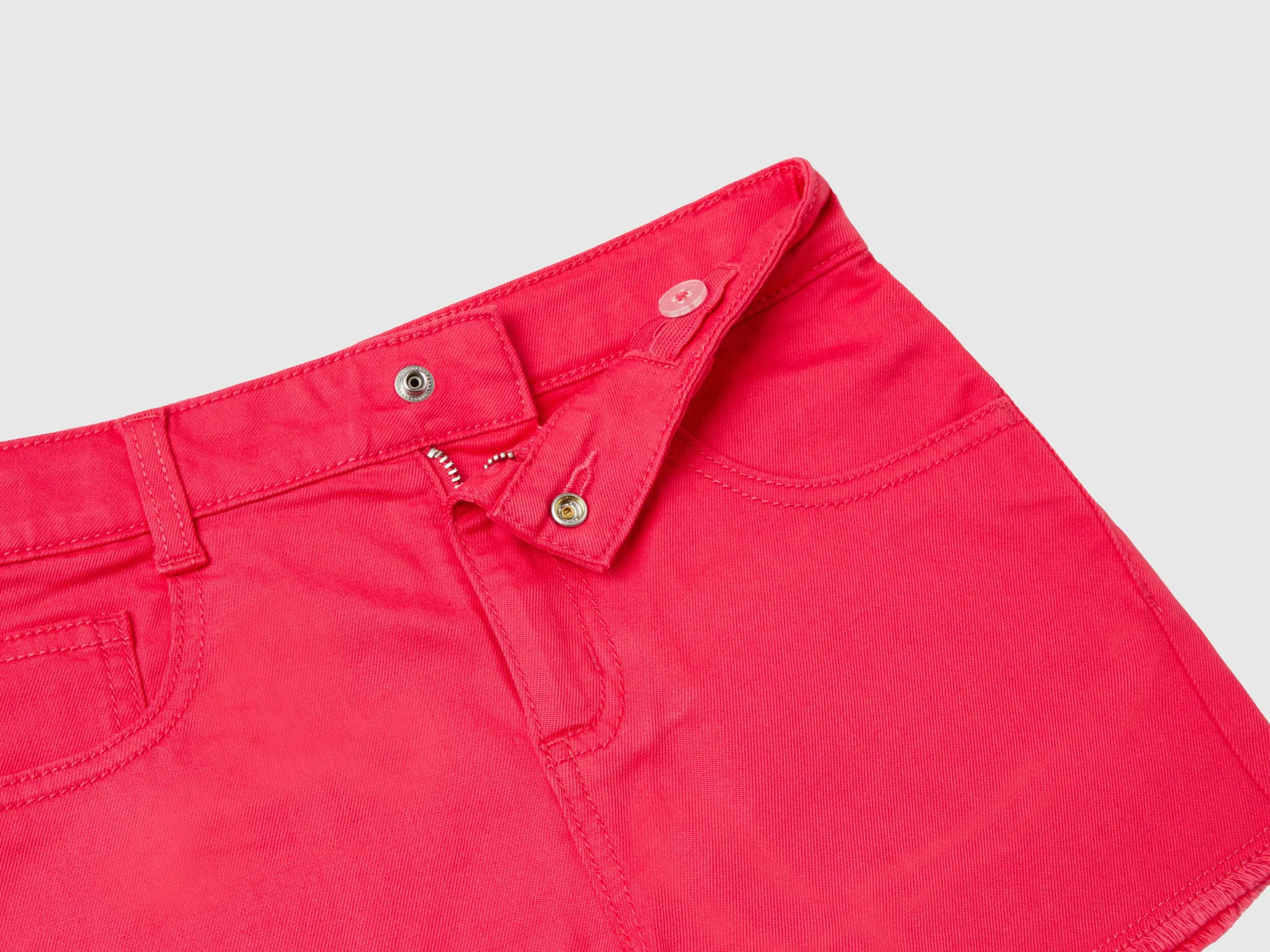 Shorts deshilachados de algodón elástico