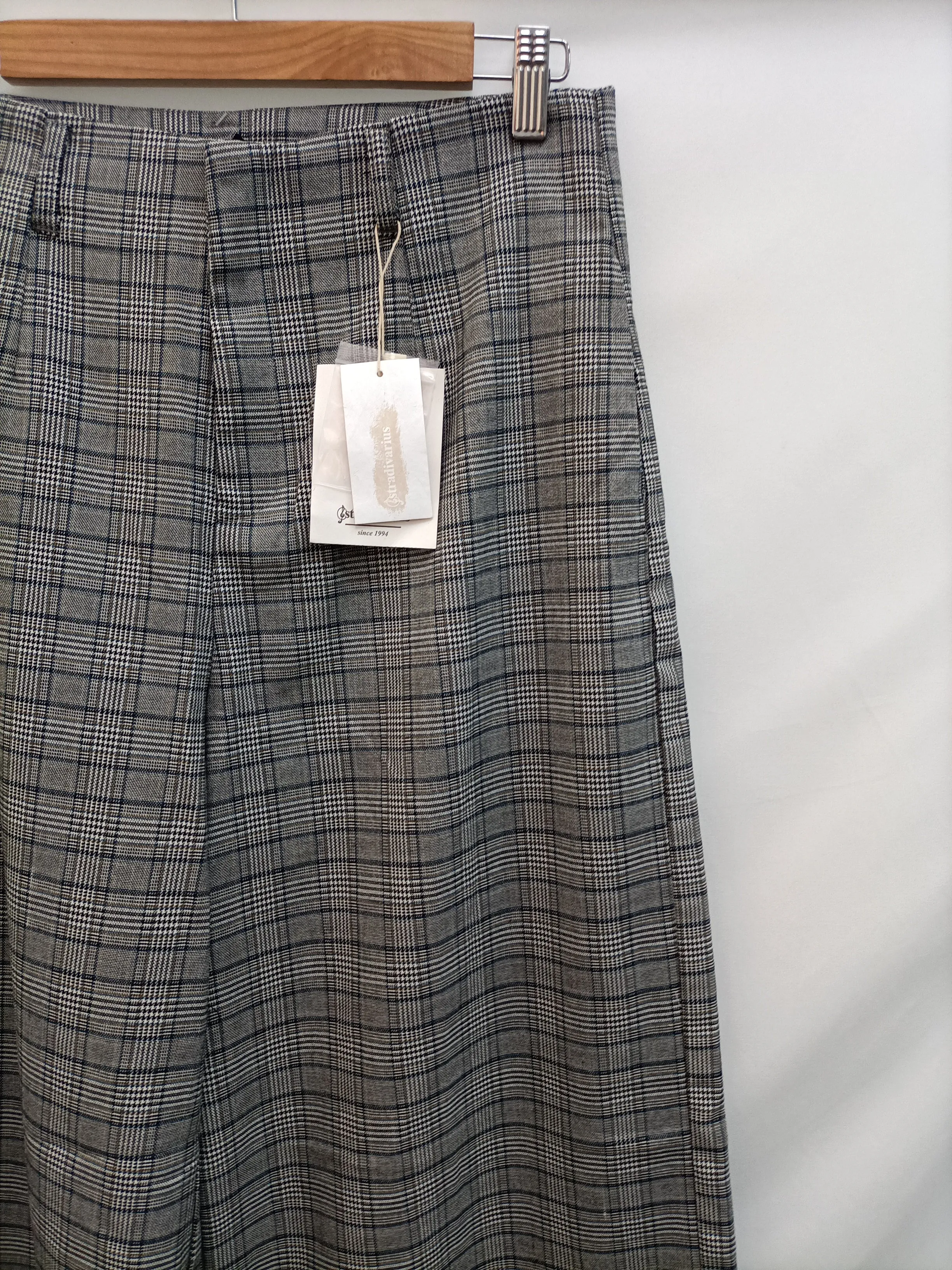 STRADIVARIUS. Pantalón cuadros grises T.l