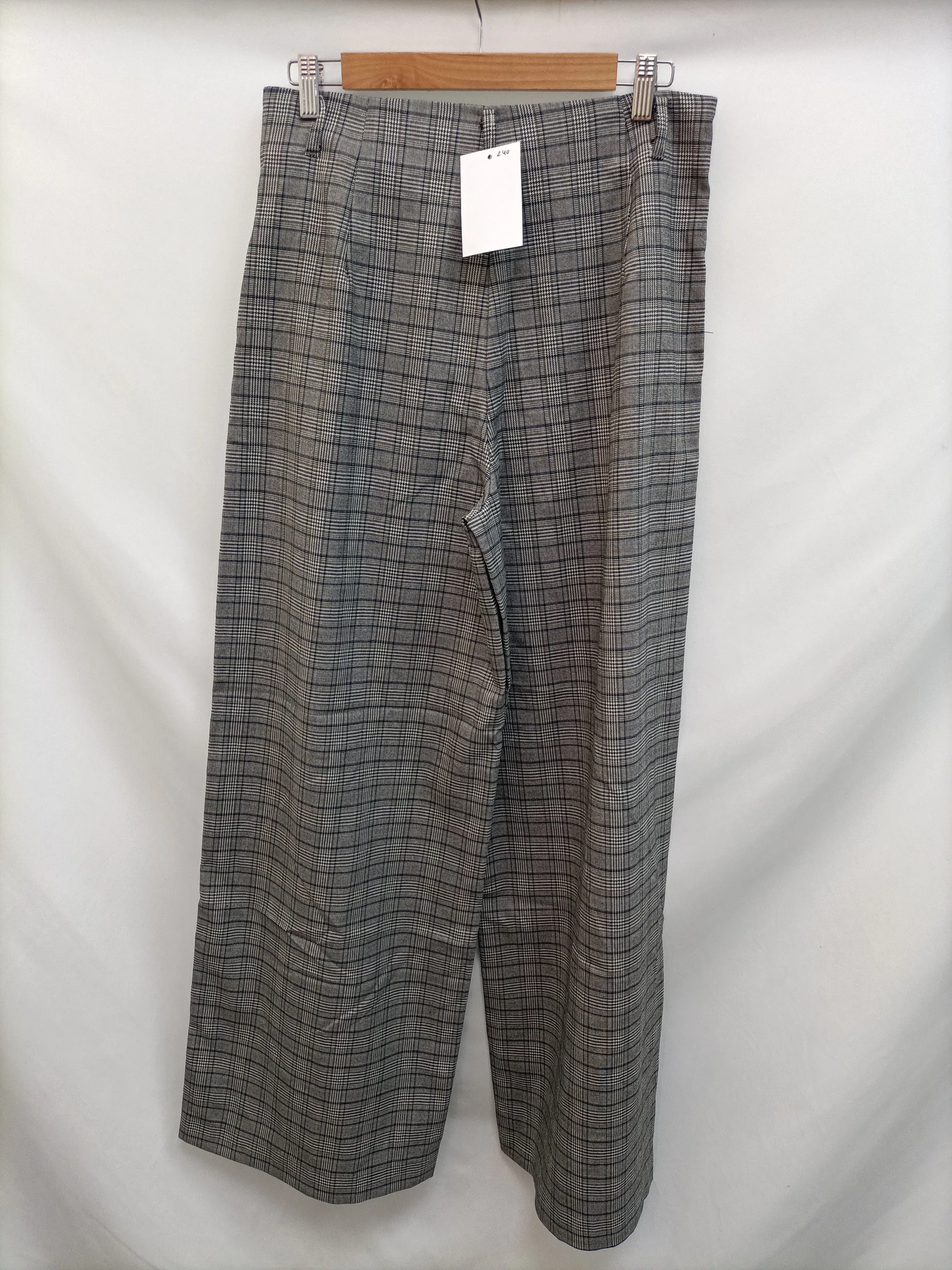 STRADIVARIUS. Pantalón cuadros grises T.l