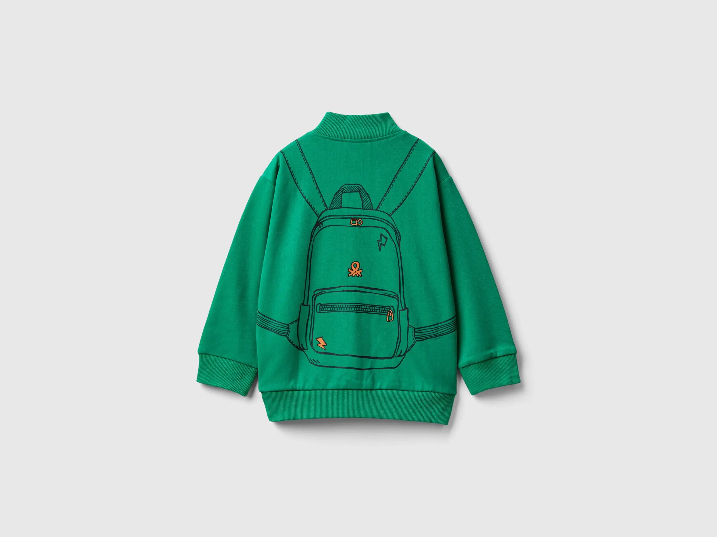 Sudadera de cuello alto con estampado de mochila