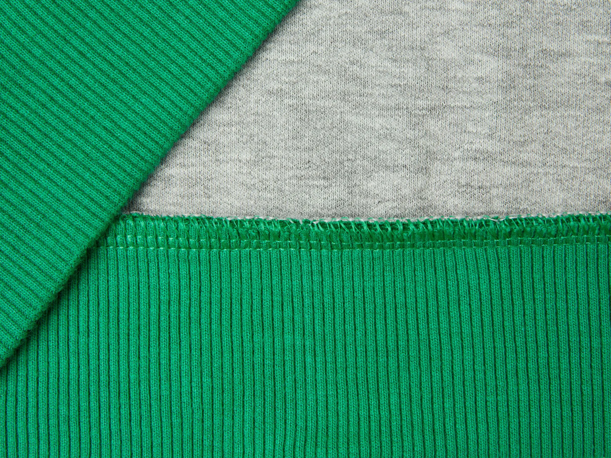 Sudadera de cuello alto con estampado de mochila