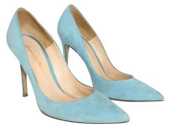 Tacones con punta en punta de ante azul claro de Gianvito Rossi 