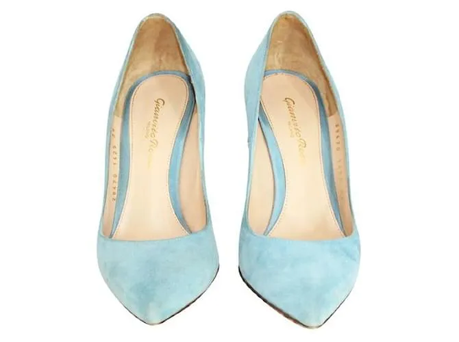 Tacones con punta en punta de ante azul claro de Gianvito Rossi 