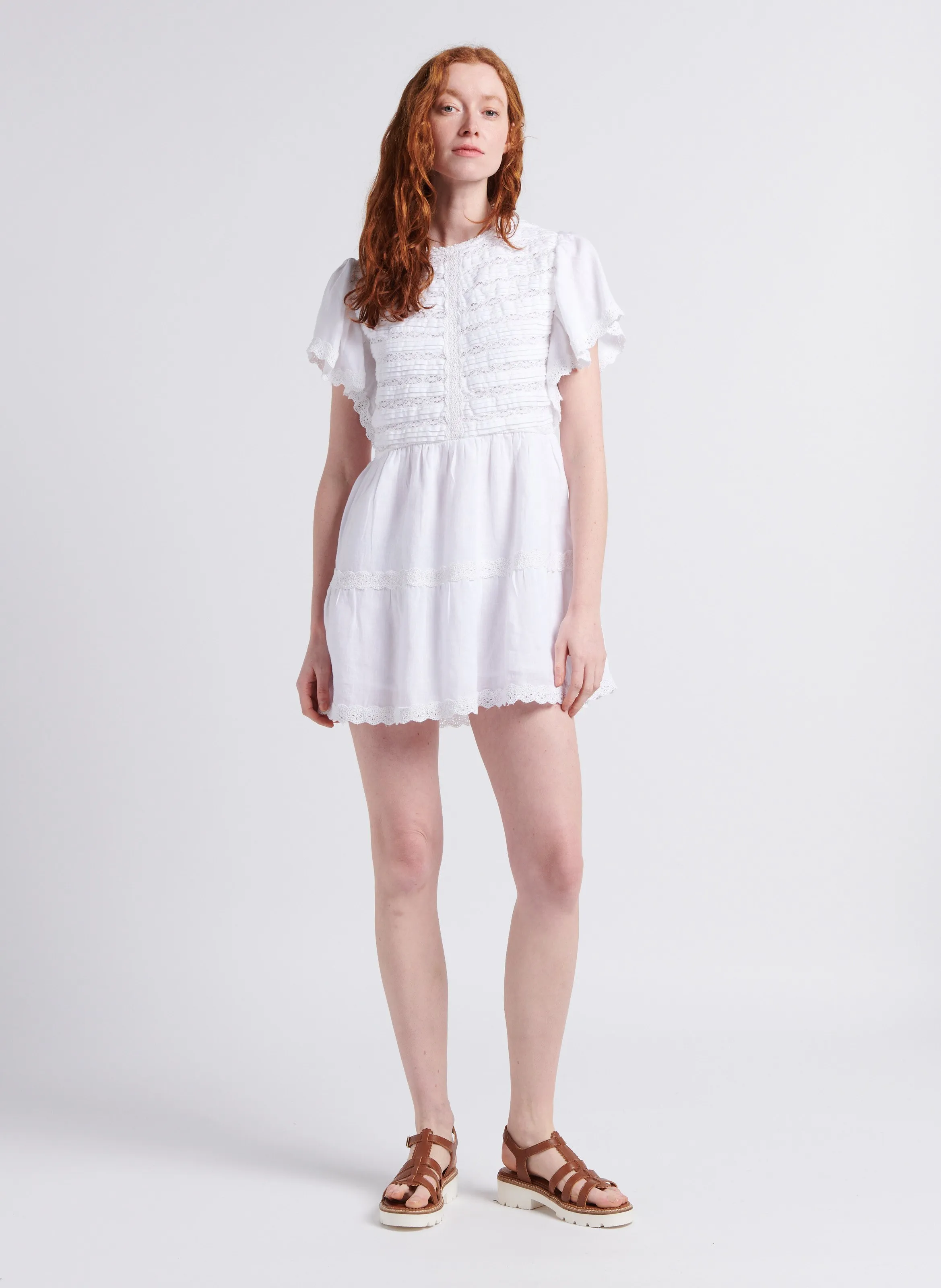THE NEW SOCIETY DOWNEY  VESTIDO CORTO RECTO CON CUELLO REDONDO DE LINO EN BLANCO