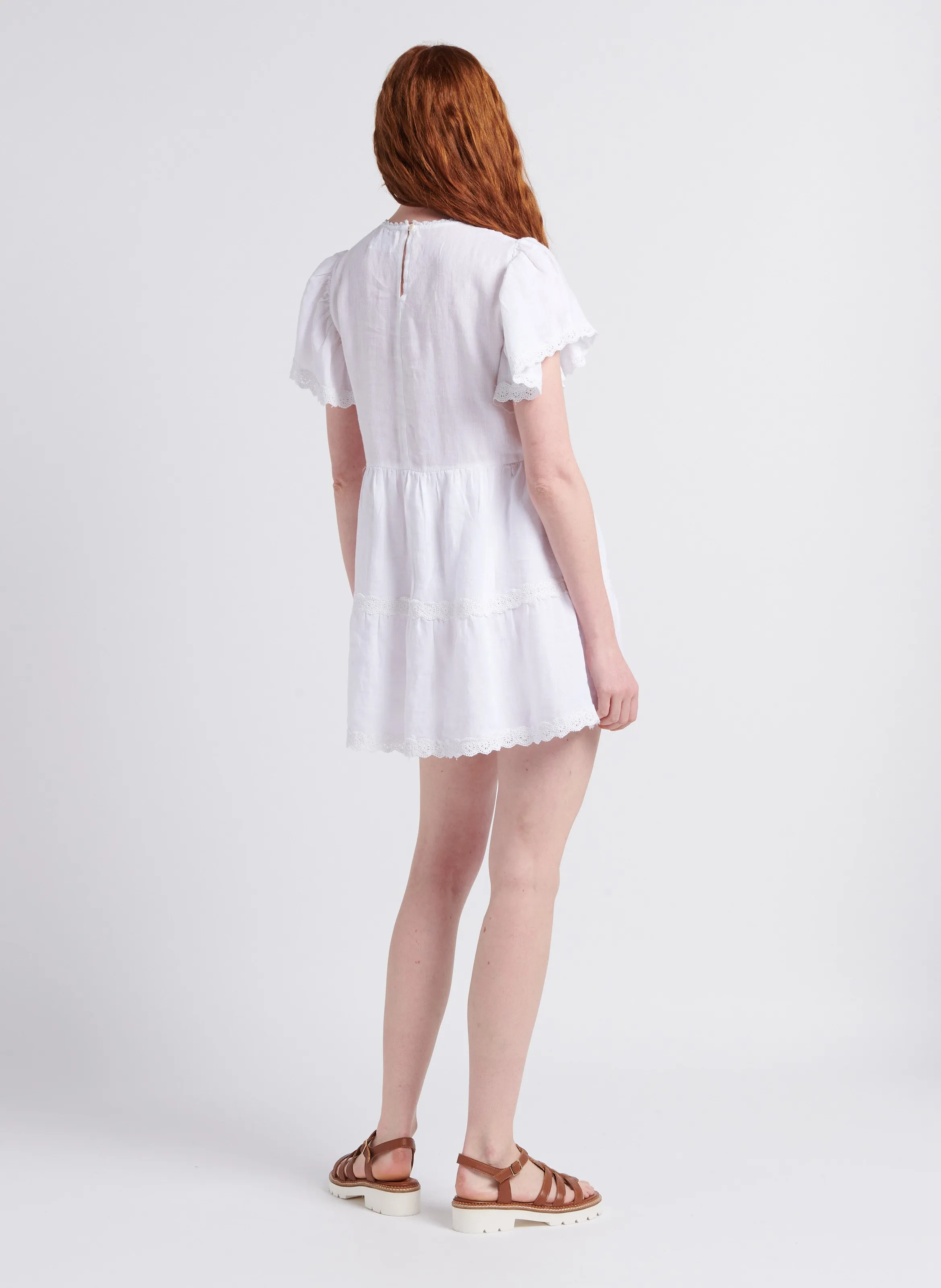 THE NEW SOCIETY DOWNEY  VESTIDO CORTO RECTO CON CUELLO REDONDO DE LINO EN BLANCO