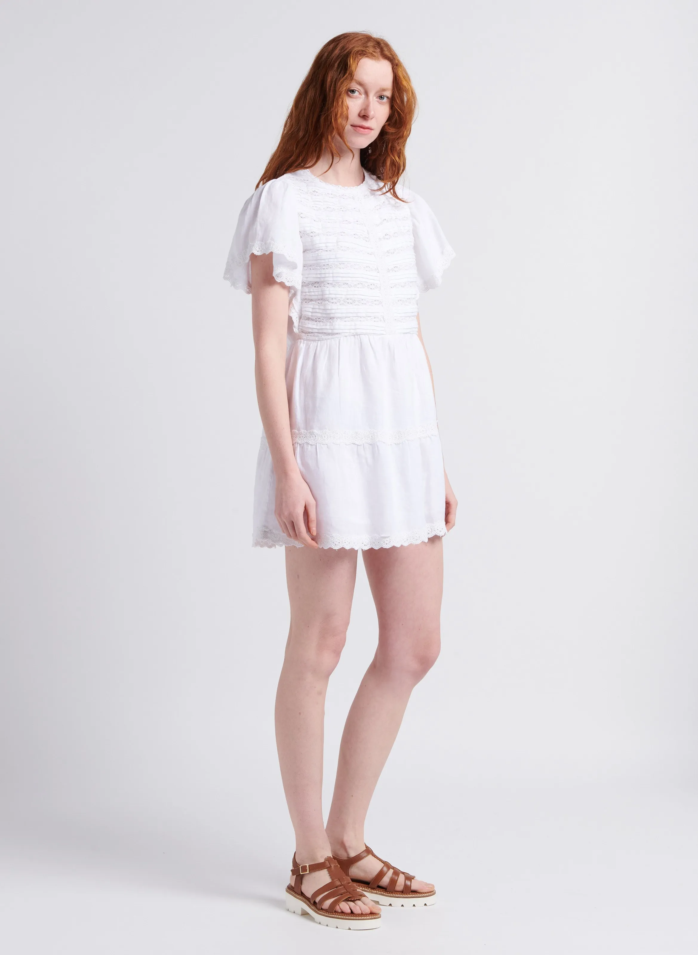THE NEW SOCIETY DOWNEY  VESTIDO CORTO RECTO CON CUELLO REDONDO DE LINO EN BLANCO